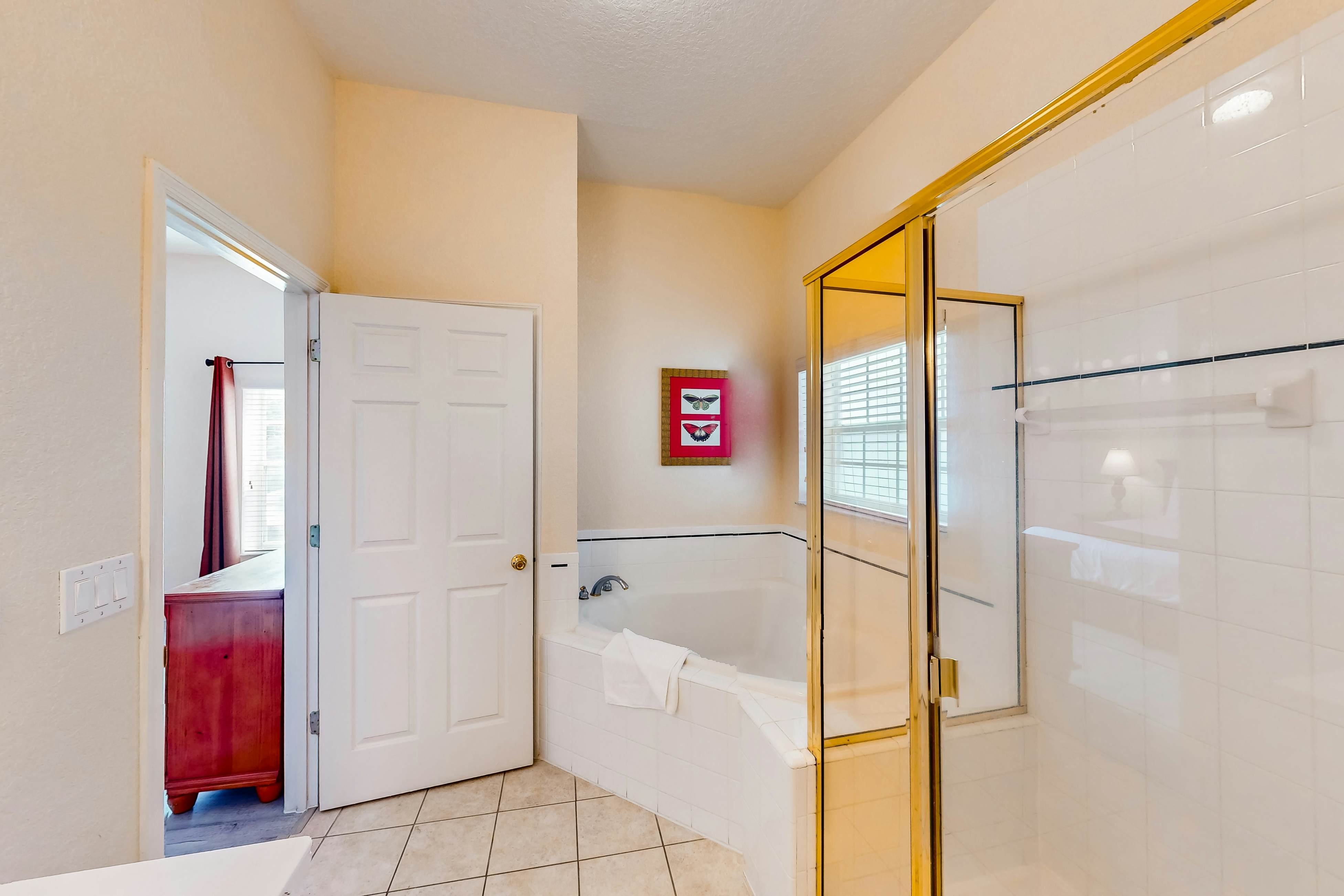 1st floor condo w/ restaurant, patio, pools, near theme parks, basketball court