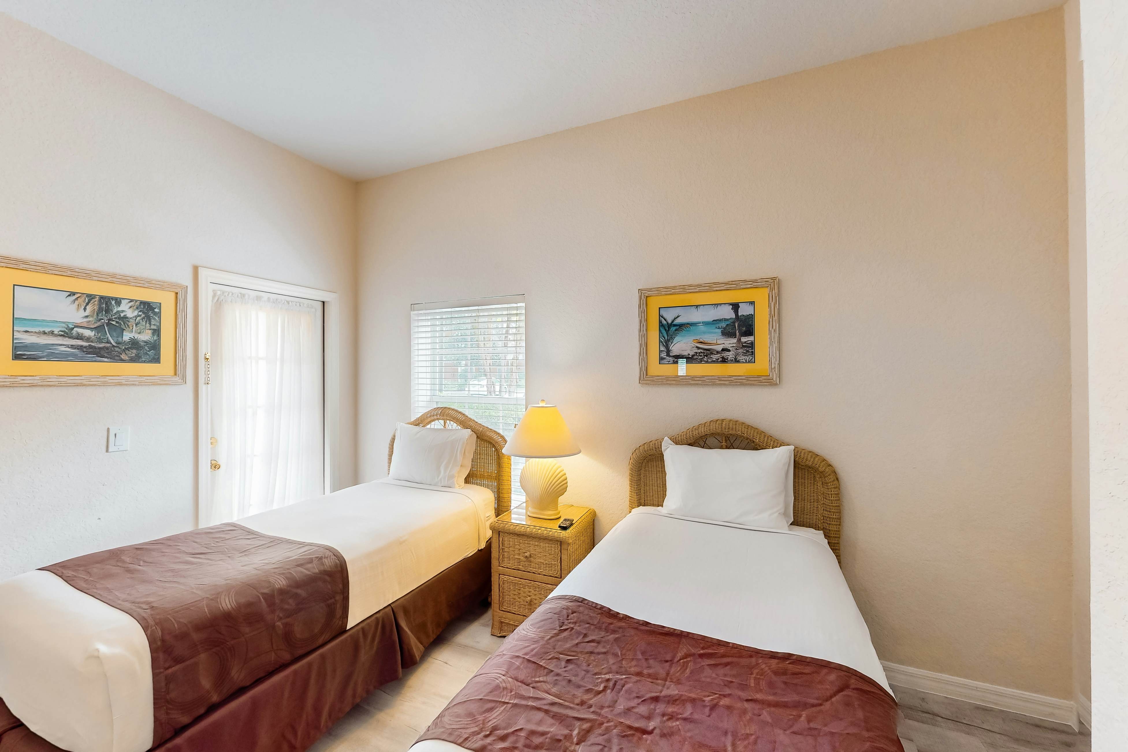 1st floor condo w/ restaurant, patio, pools, near theme parks, basketball court