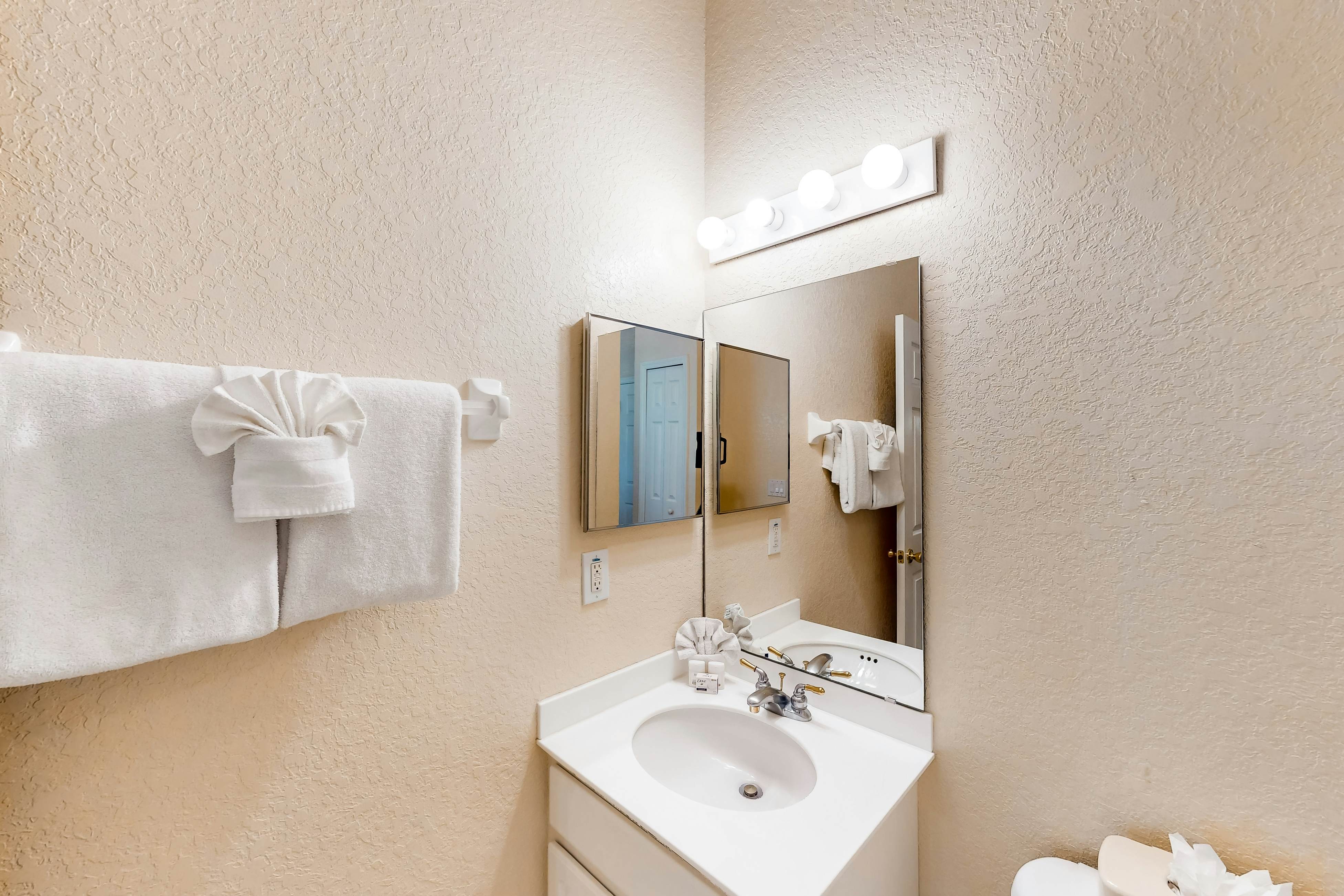 1st floor condo w/ restaurant, patio, pools, near theme parks, basketball court