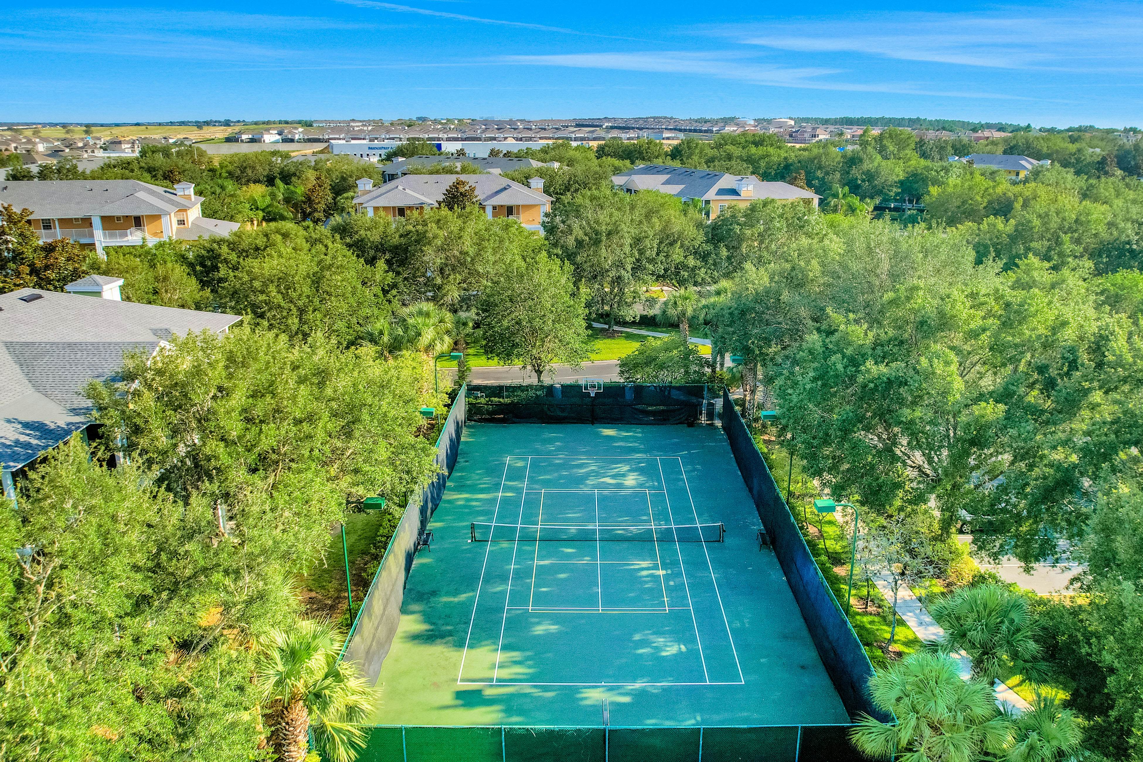 1st floor condo w/ restaurant, patio, pools, near theme parks, basketball court