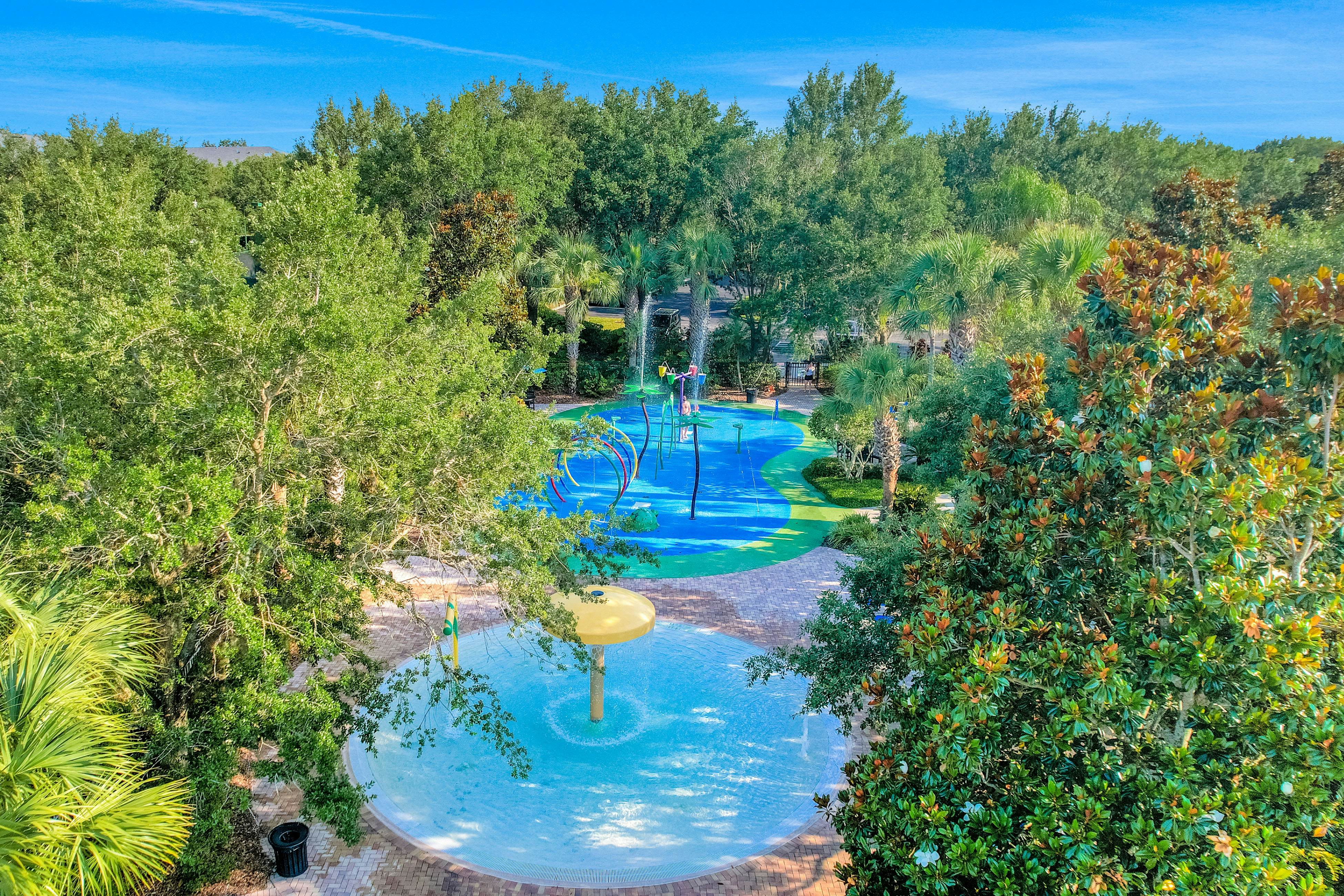 1st floor condo w/ restaurant, patio, pools, near theme parks, basketball court