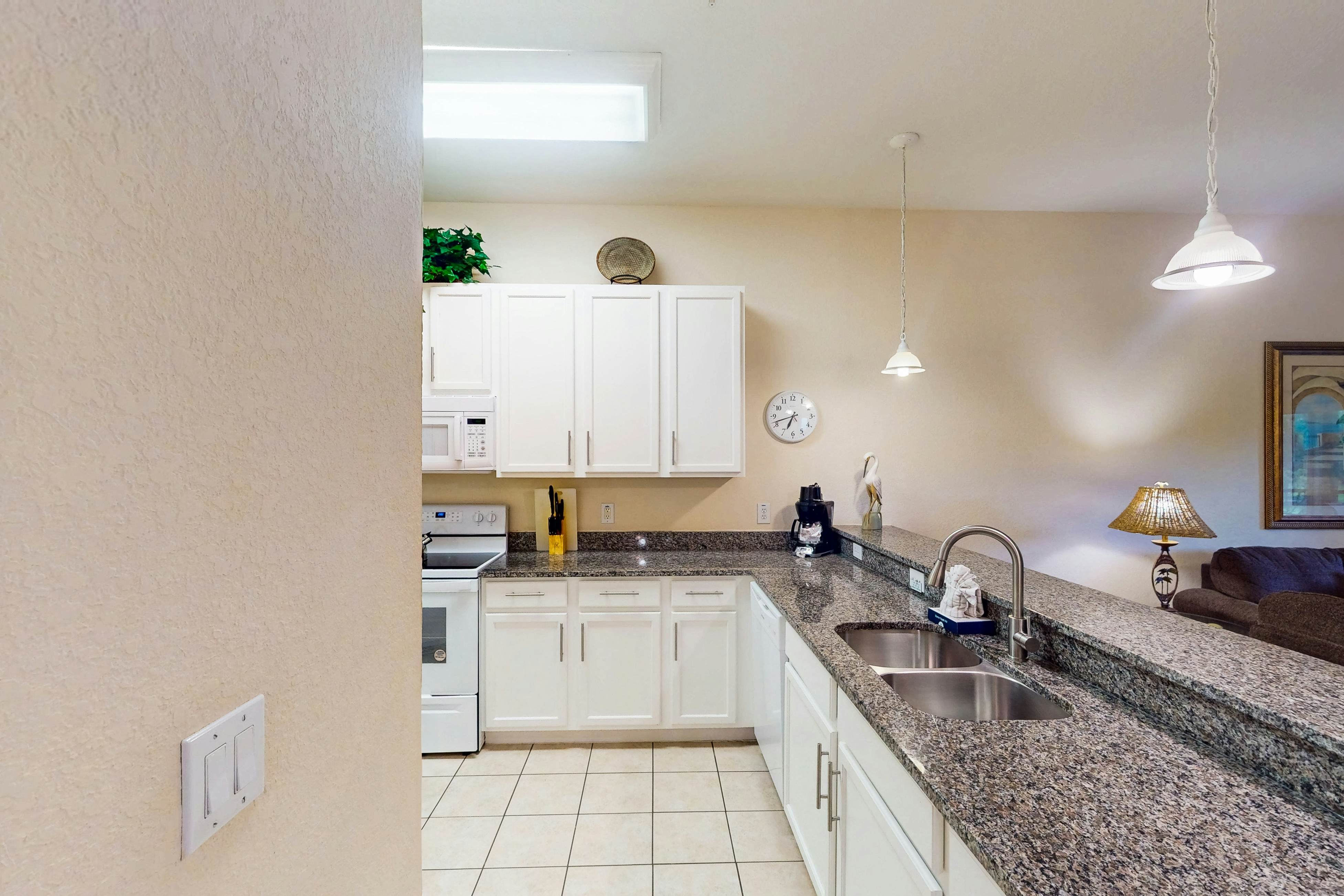 1st floor condo w/ basketball court, gym, sauna, shared pools, near theme parks