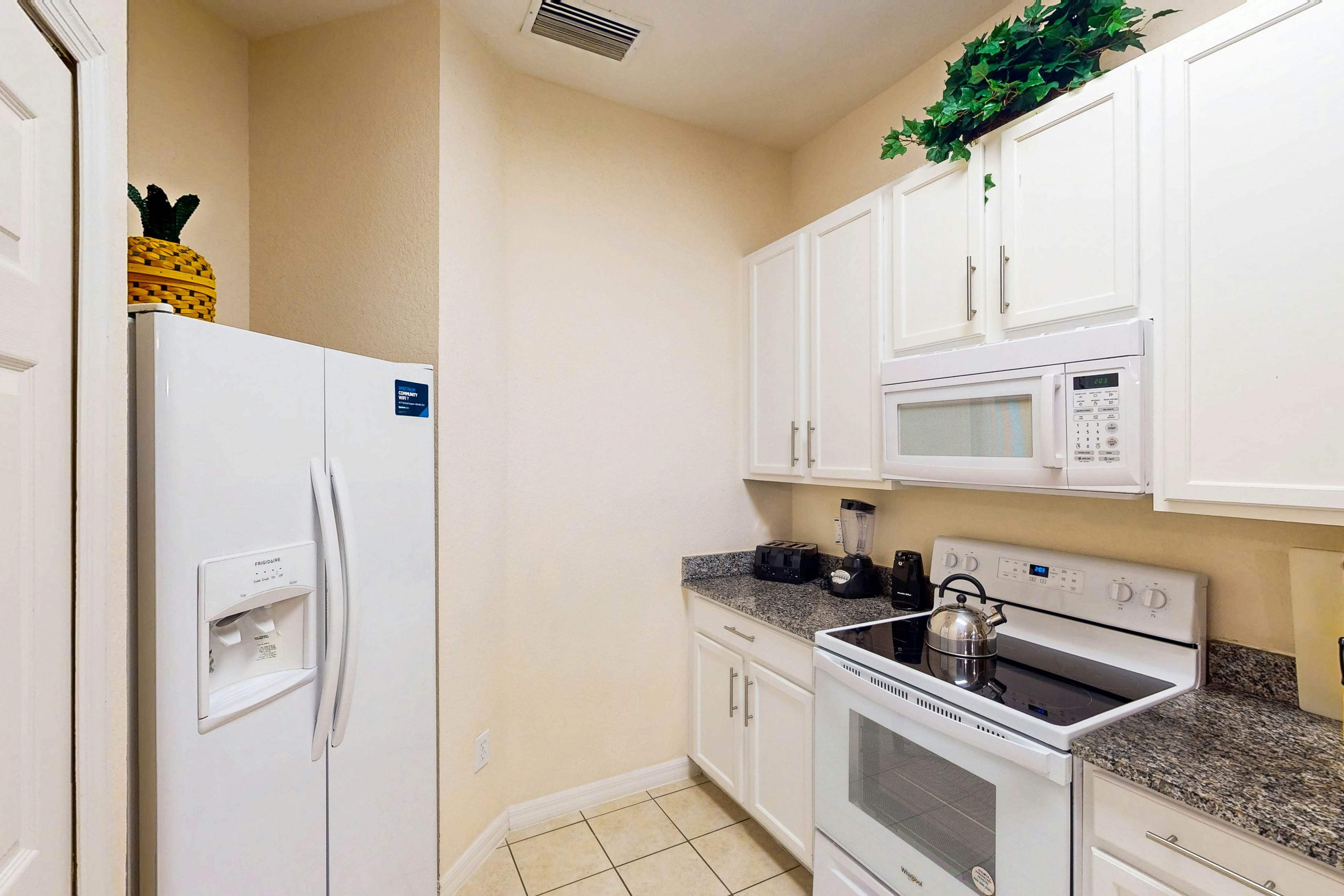 1st floor condo w/ basketball court, gym, sauna, shared pools, near theme parks