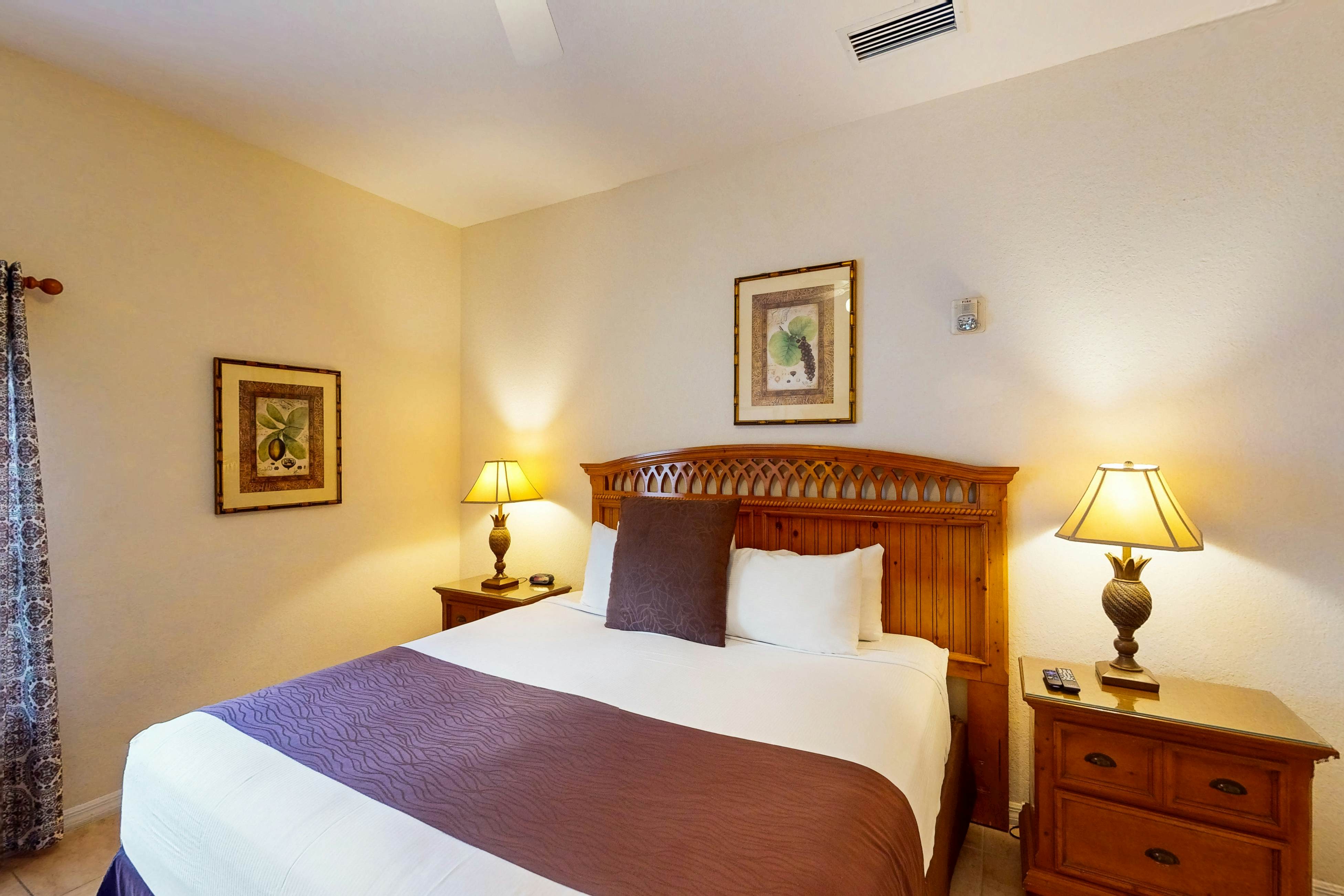 1st floor condo w/ basketball court, gym, sauna, shared pools, near theme parks