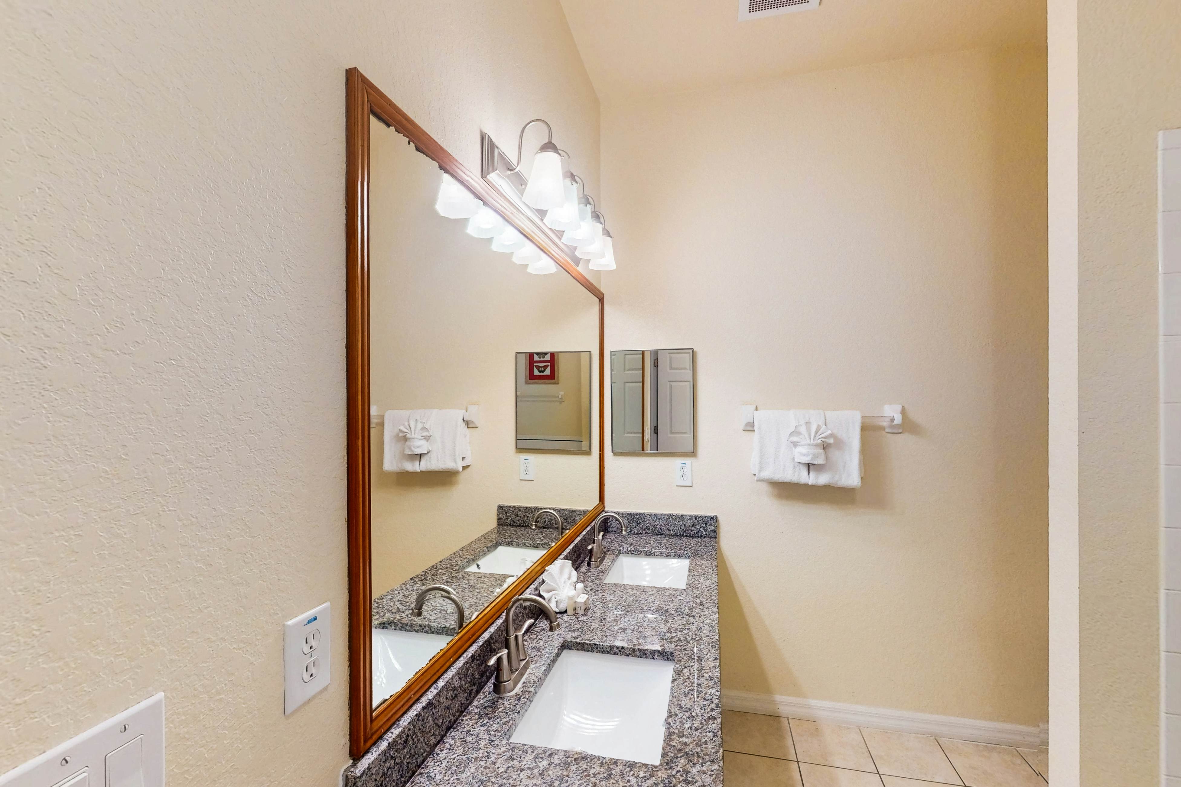 1st floor condo w/ basketball court, gym, sauna, shared pools, near theme parks