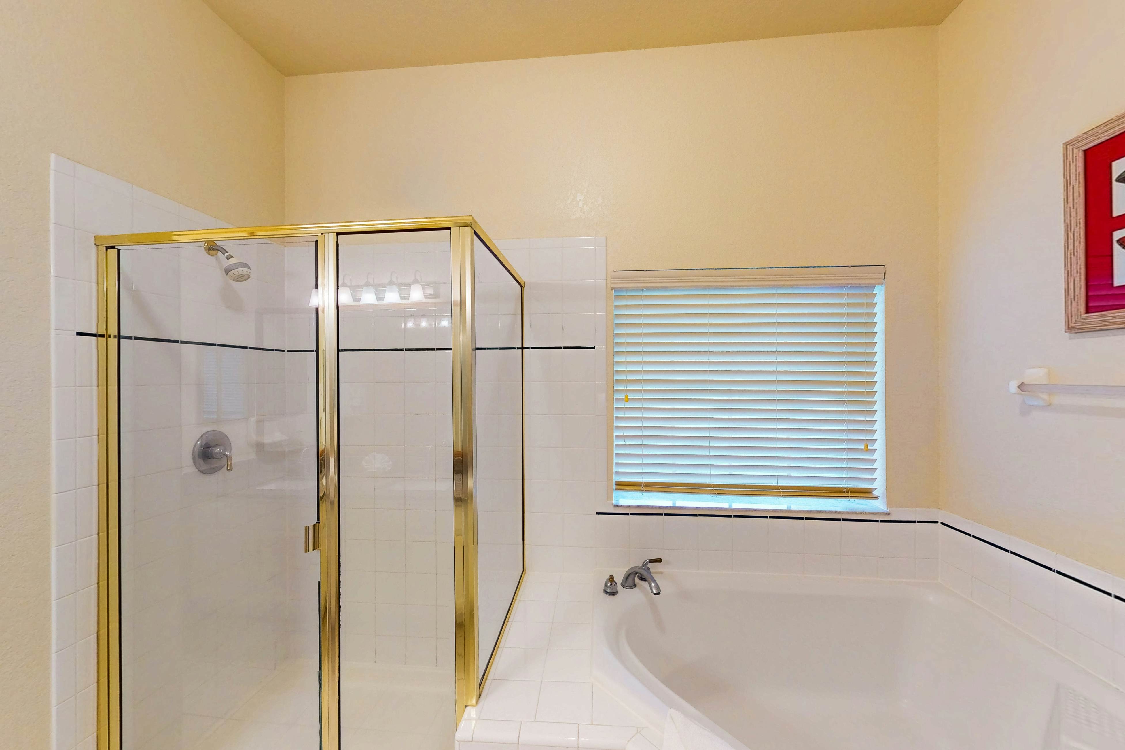 1st floor condo w/ basketball court, gym, sauna, shared pools, near theme parks