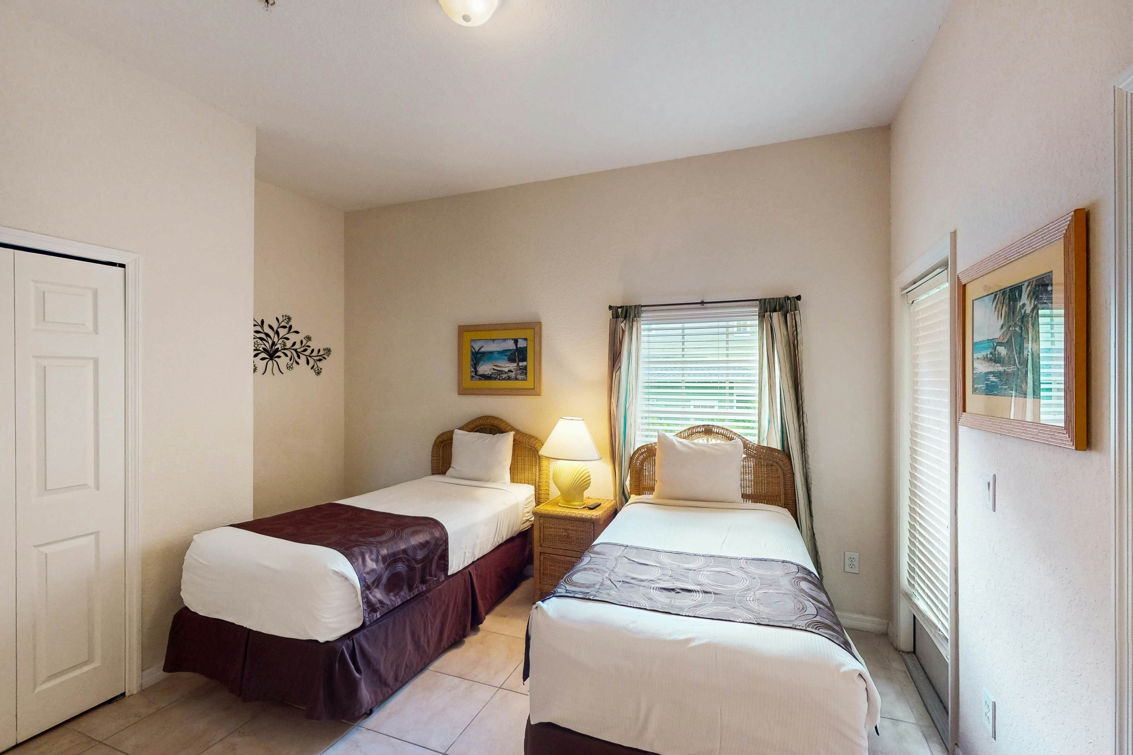 1st floor condo w/ basketball court, gym, sauna, shared pools, near theme parks