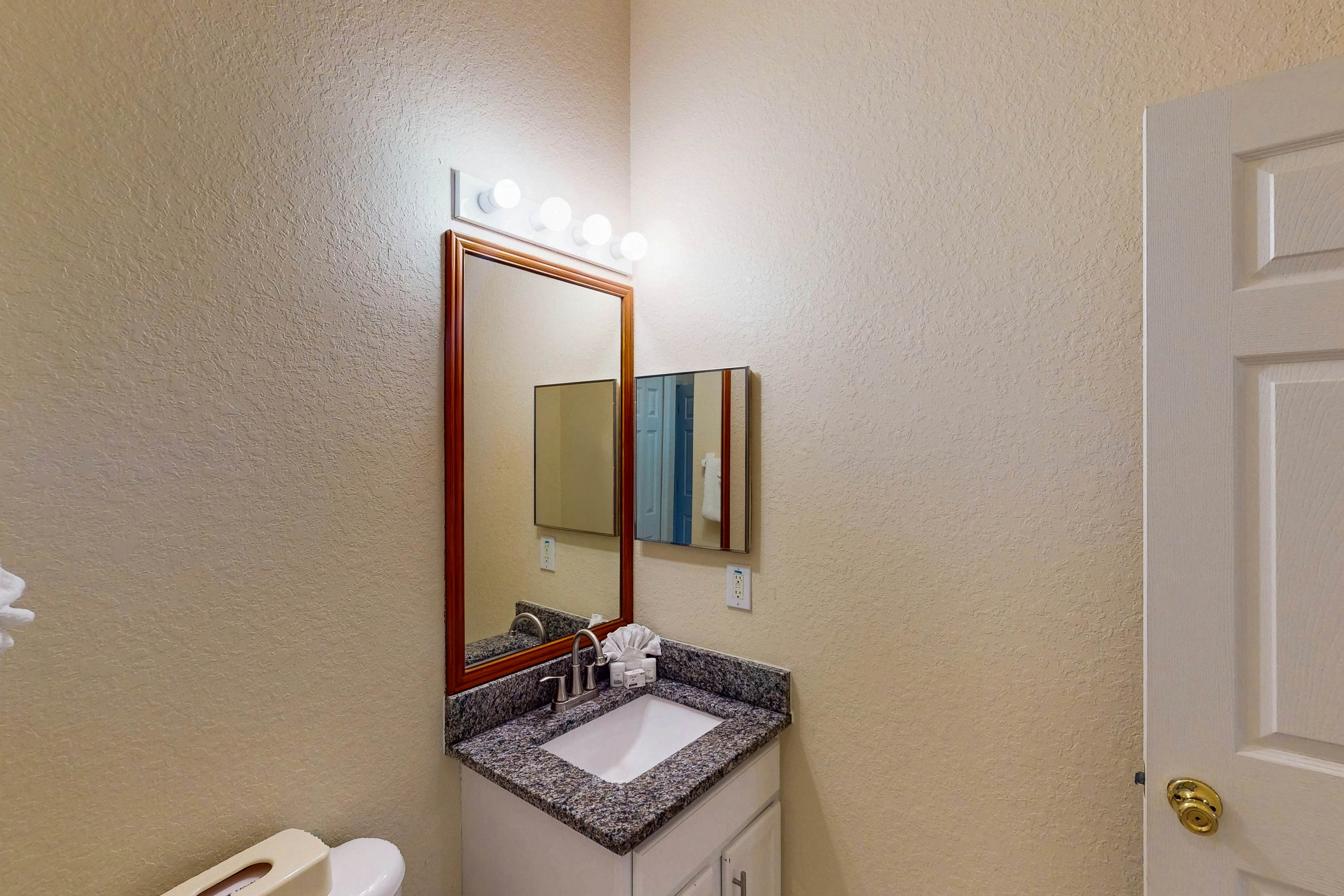 1st floor condo w/ basketball court, gym, sauna, shared pools, near theme parks