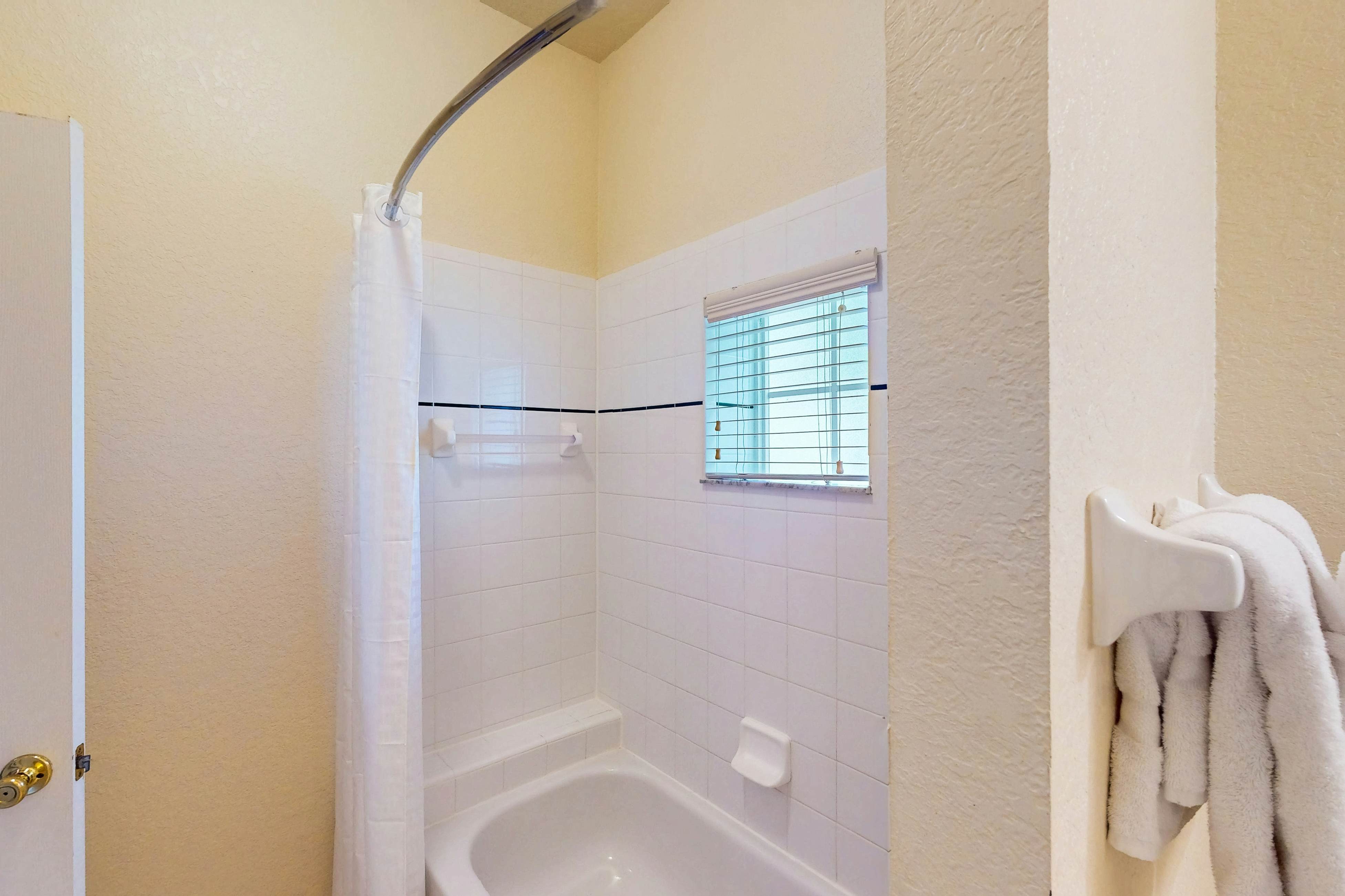 1st floor condo w/ basketball court, gym, sauna, shared pools, near theme parks