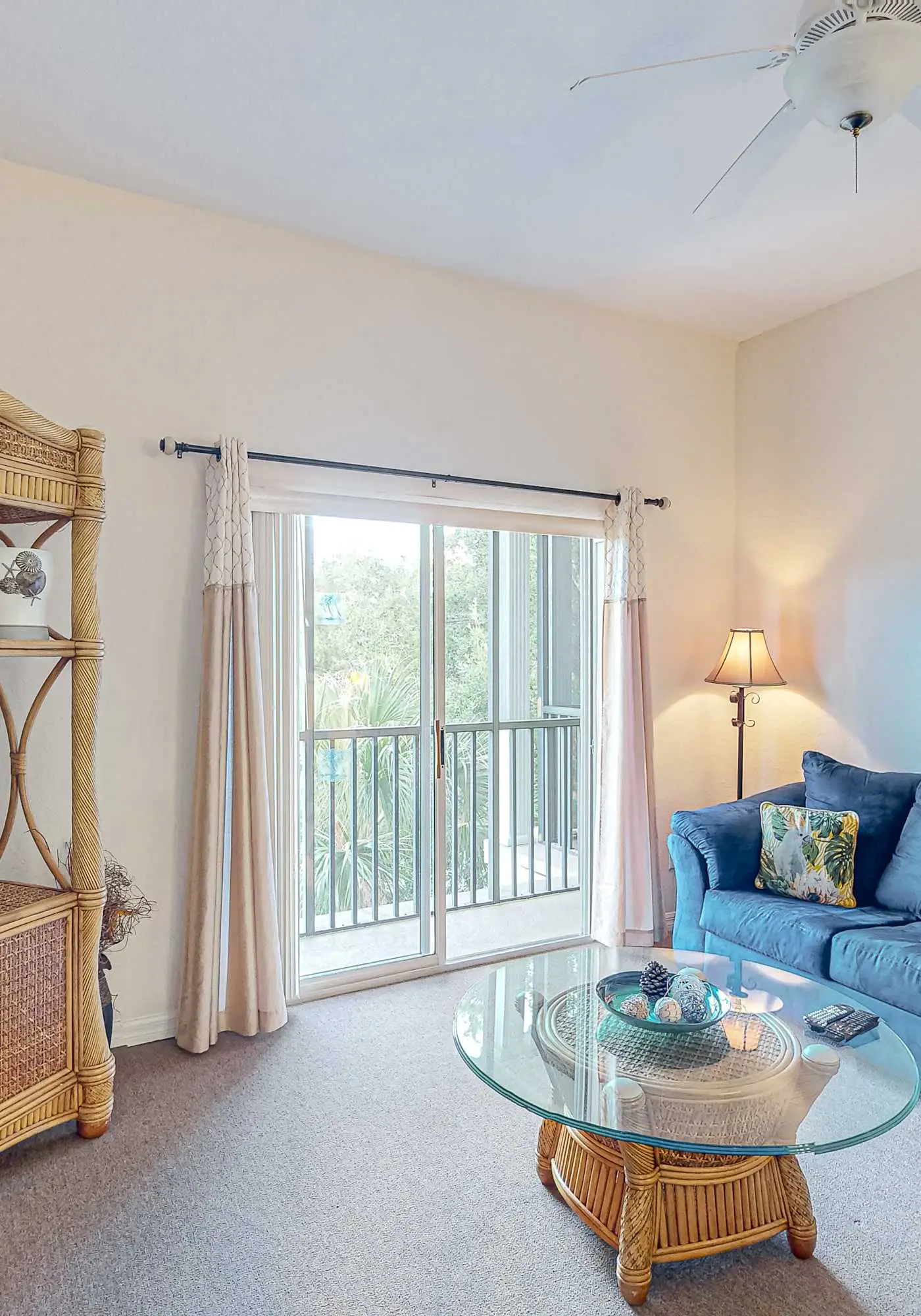 3rd floor condo w/ basketball court, near theme parks, restaurant, pools, sauna