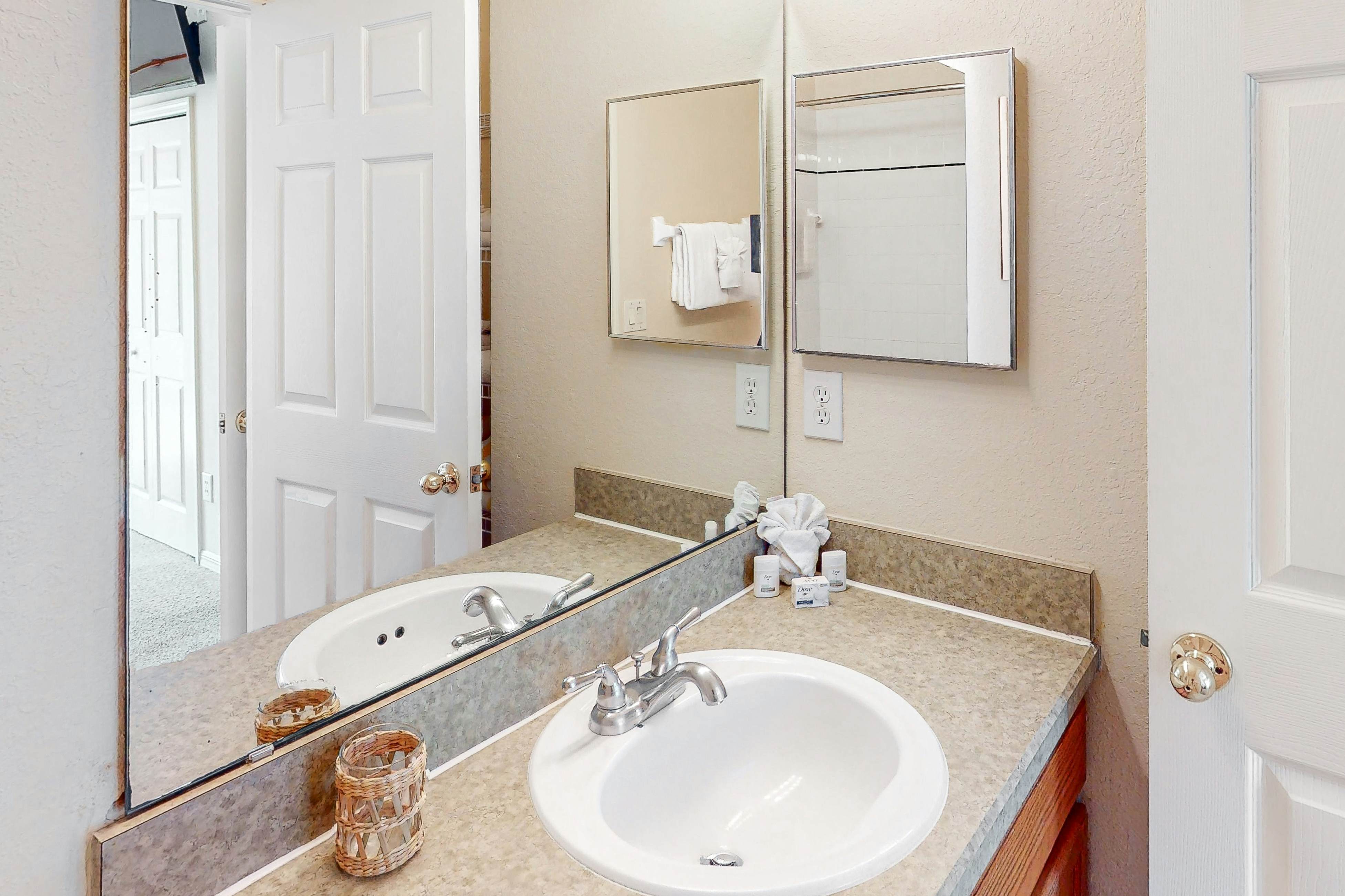 First floor condo w/ basketball court, gym, tennis court - near theme parks