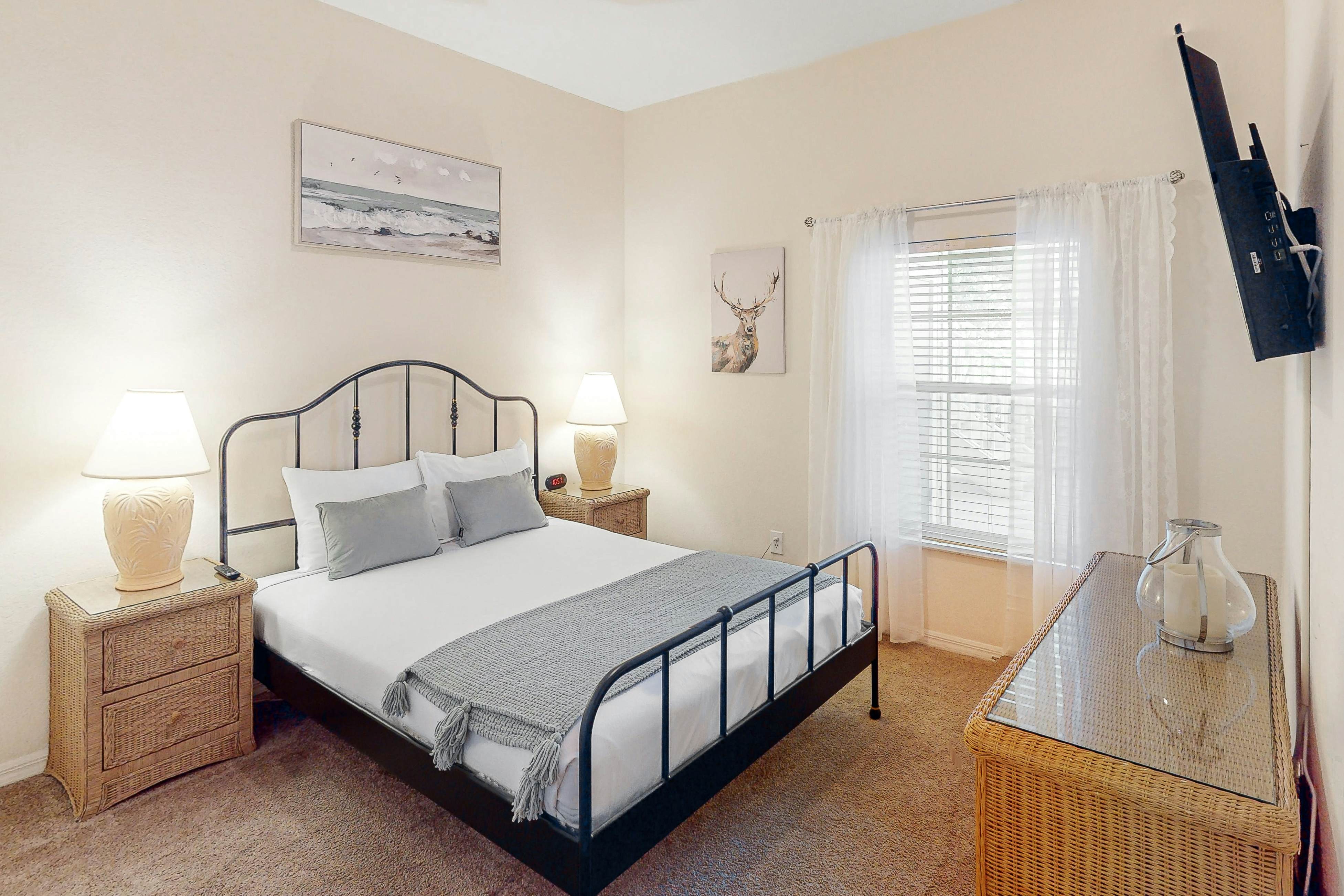 First floor condo w/ basketball court, gym, tennis court - near theme parks