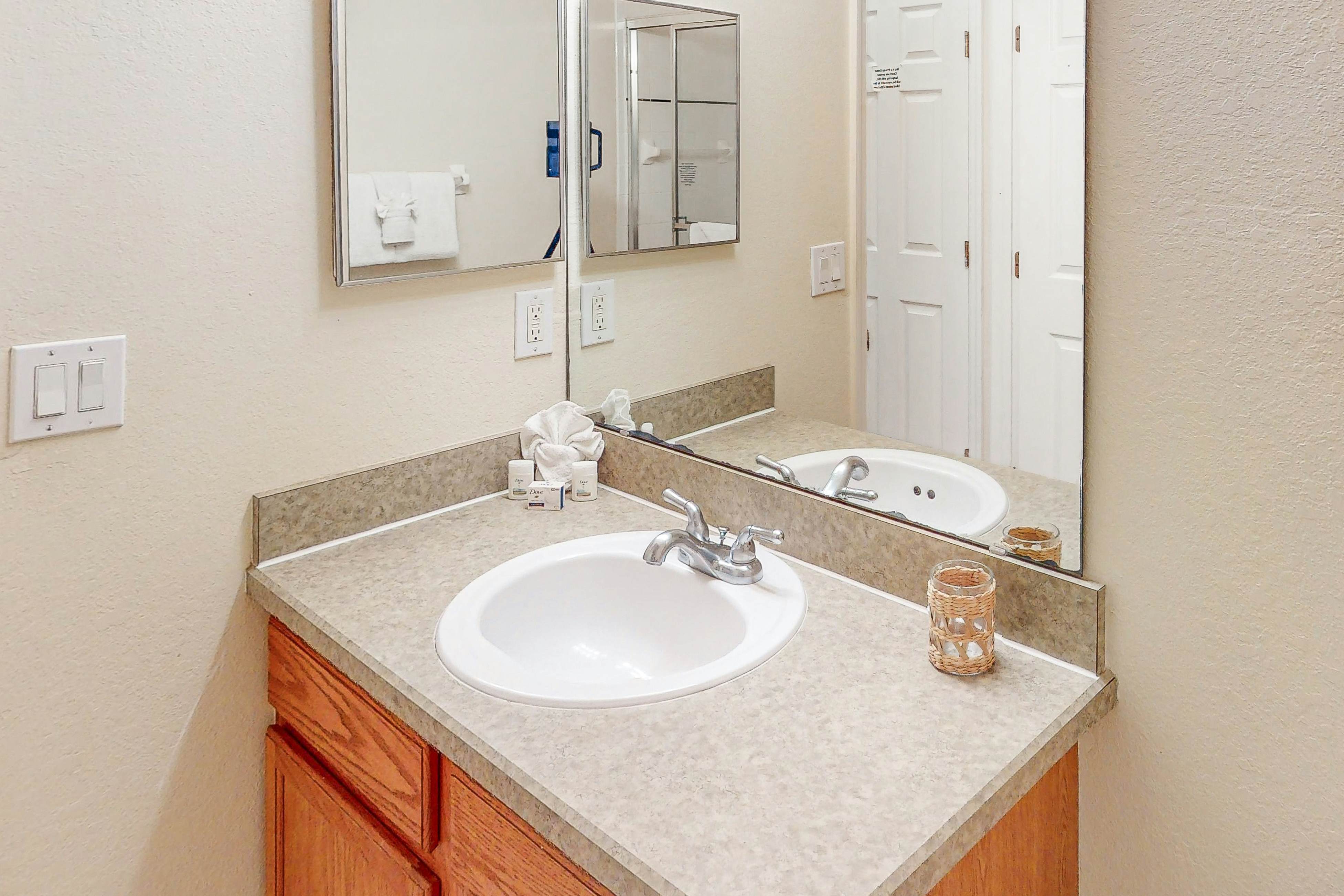 First floor condo w/ basketball court, gym, tennis court - near theme parks