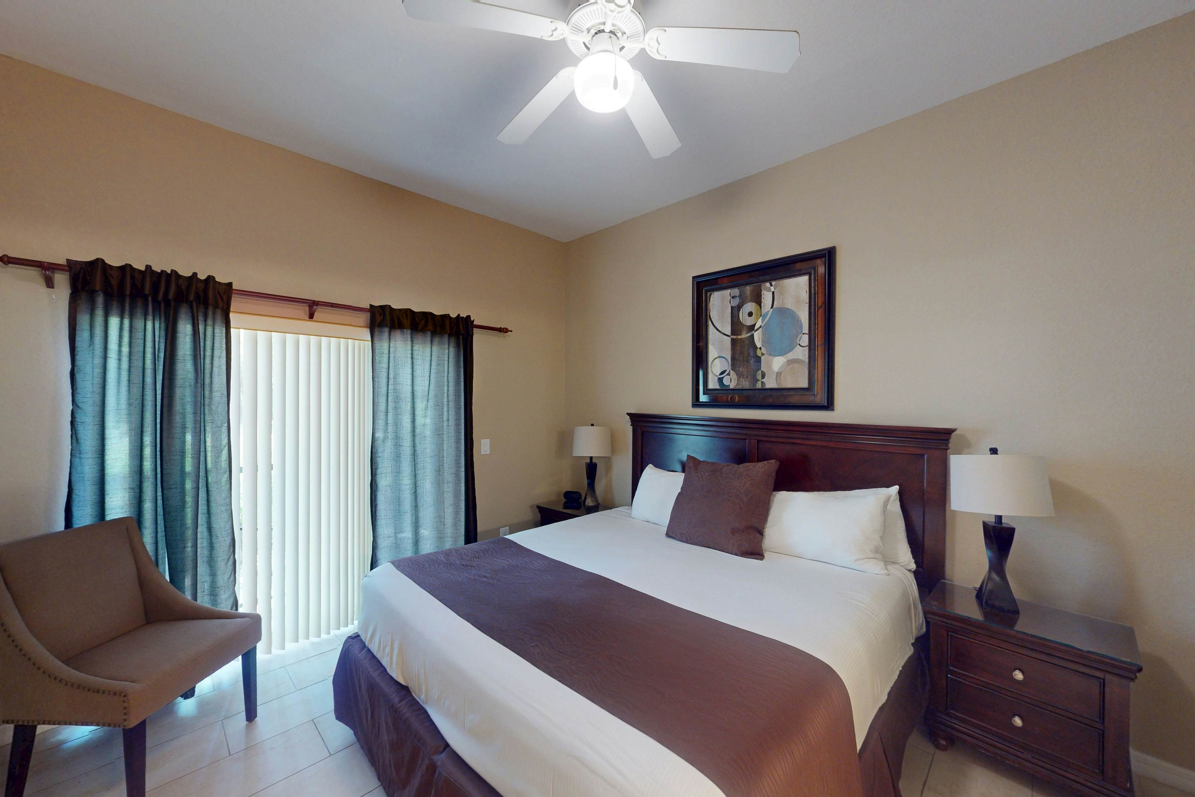 1st floor condo w/ patio, pools, gym, near theme parks, limited-mobility access