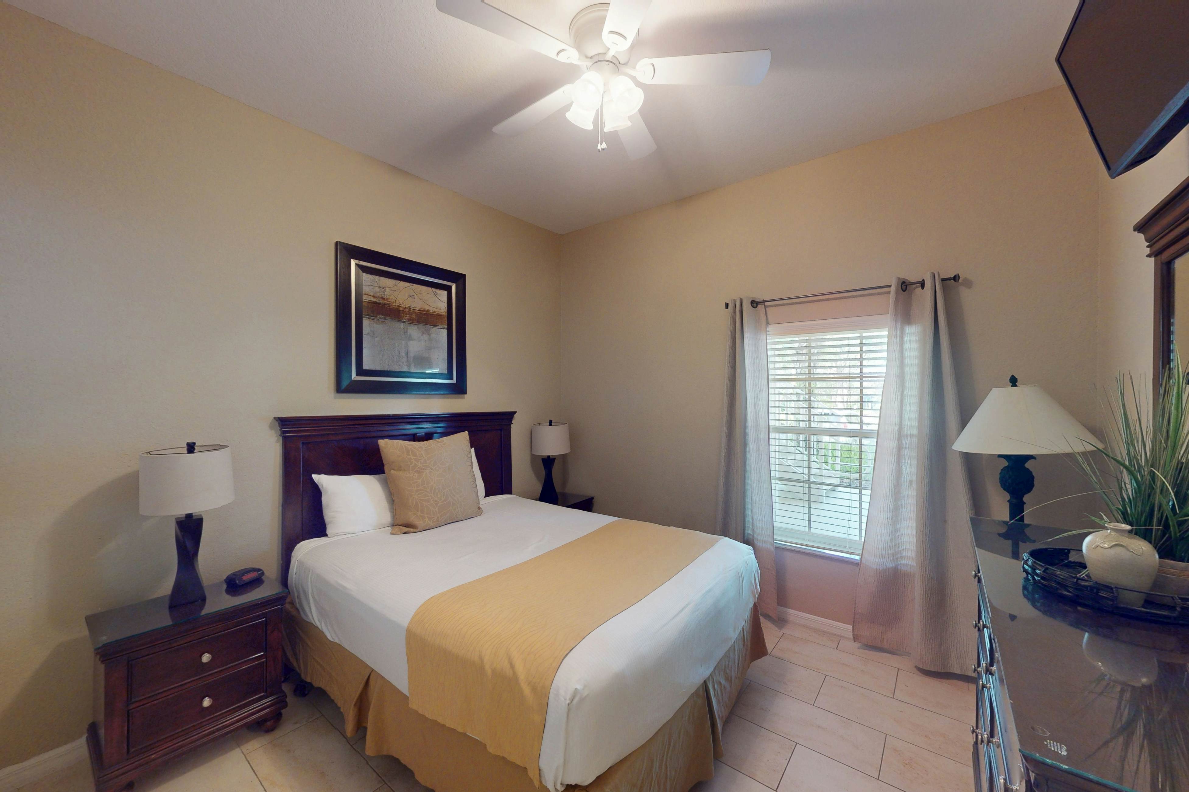 1st floor condo w/ patio, pools, gym, near theme parks, limited-mobility access