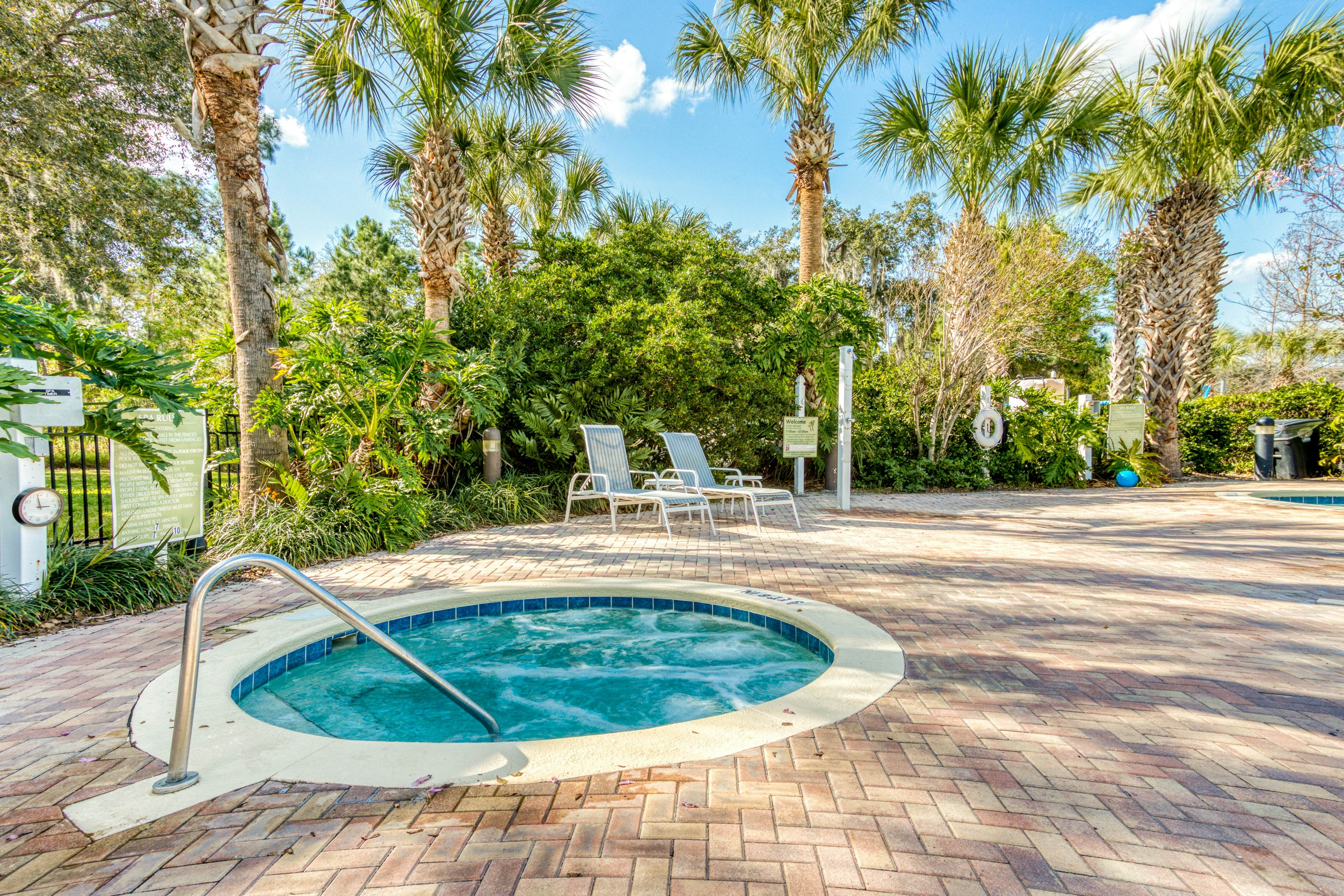 1st floor condo w/ patio, pools, gym, near theme parks, limited-mobility access