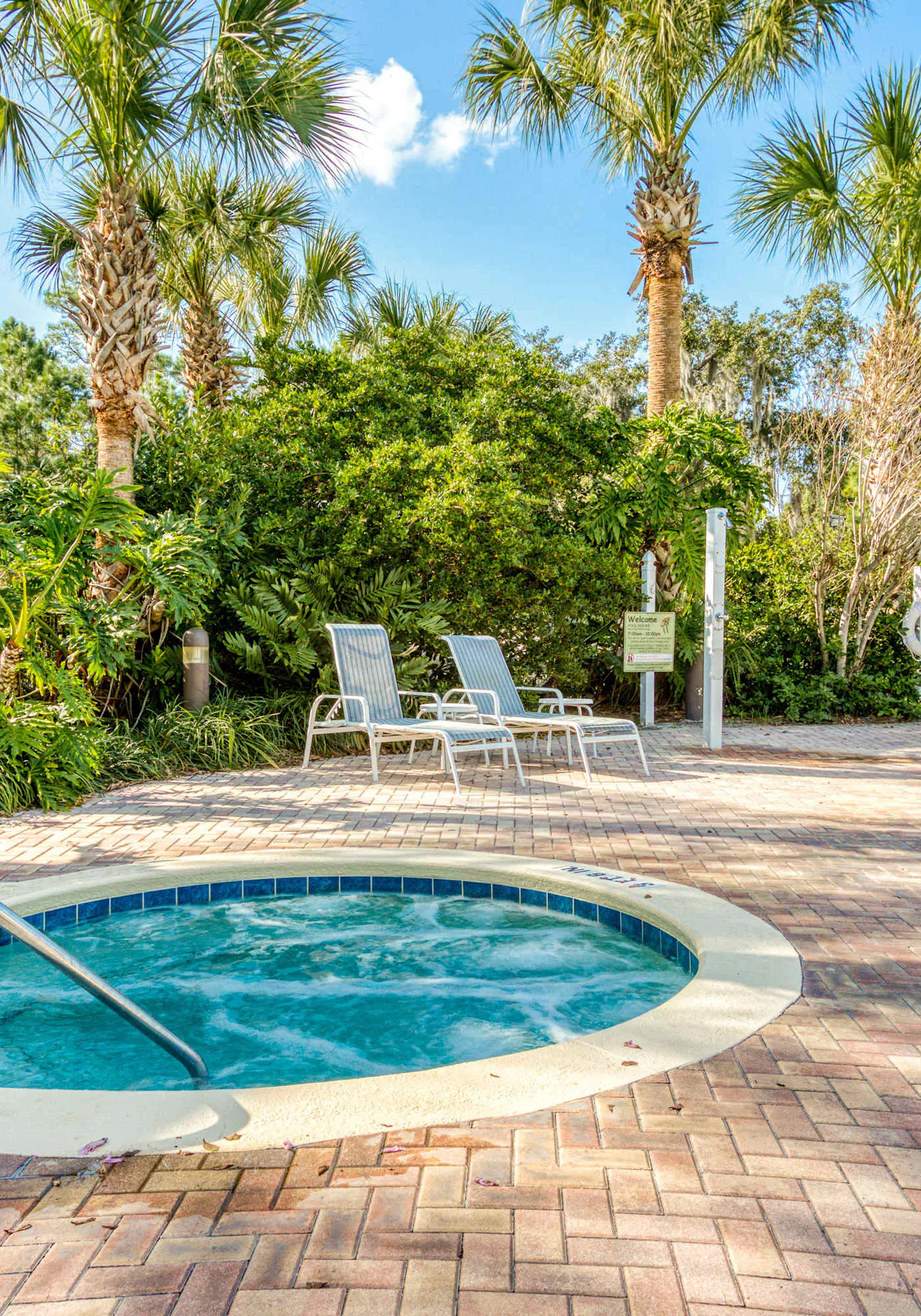 First floor condo w/ tennis court, restaurant, pools - near theme parks