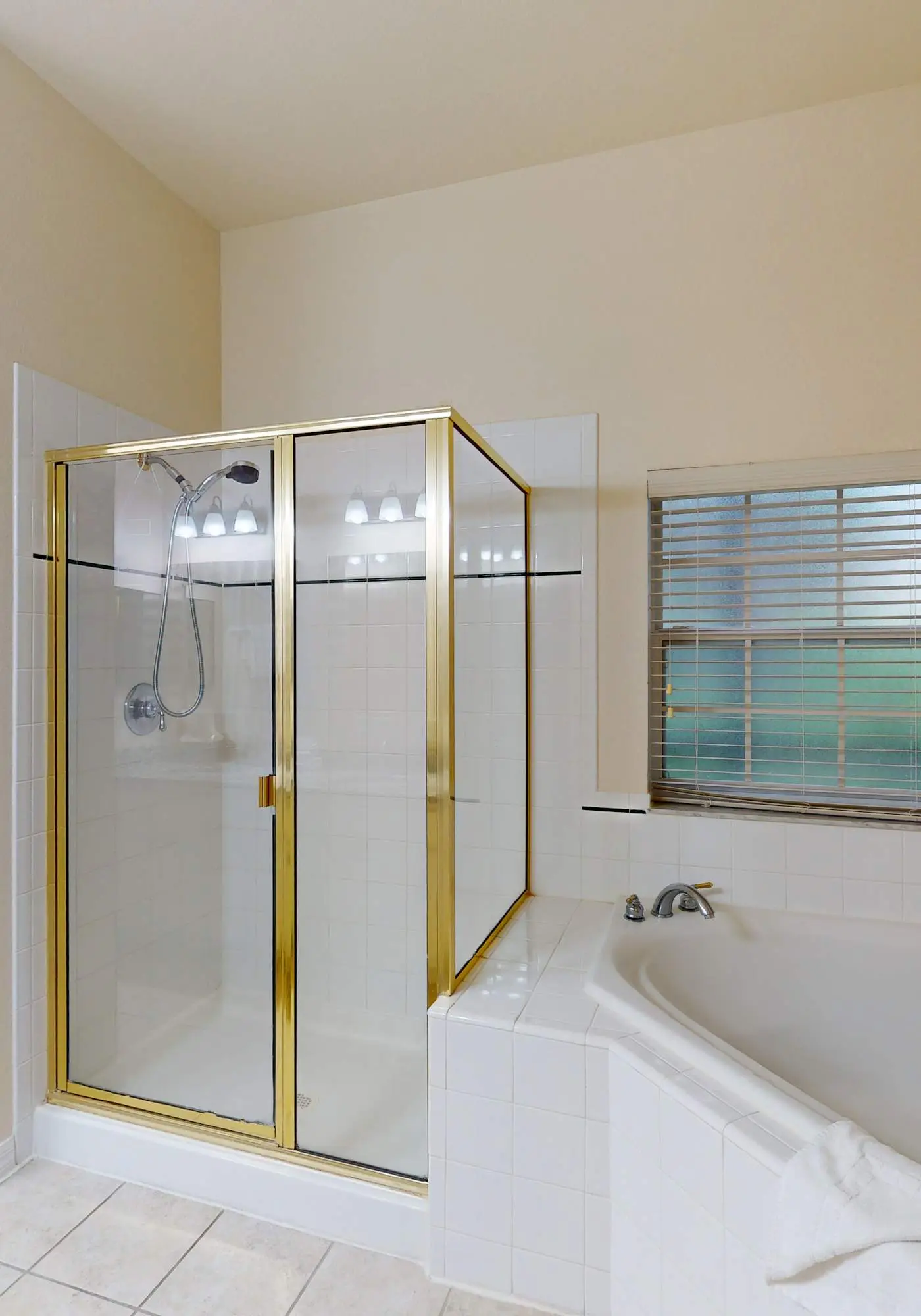 First floor condo w/ tennis court, restaurant, pools - near theme parks