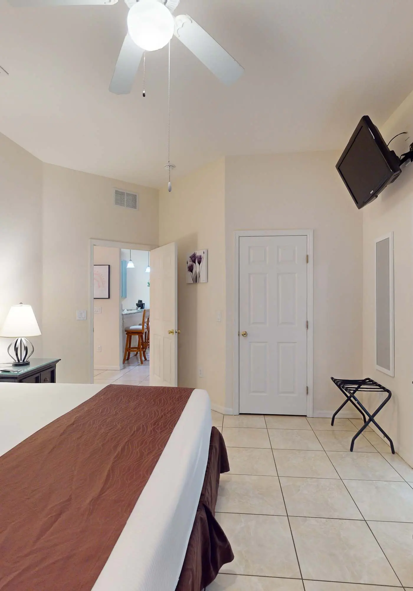 First floor condo w/ tennis court, restaurant, pools - near theme parks