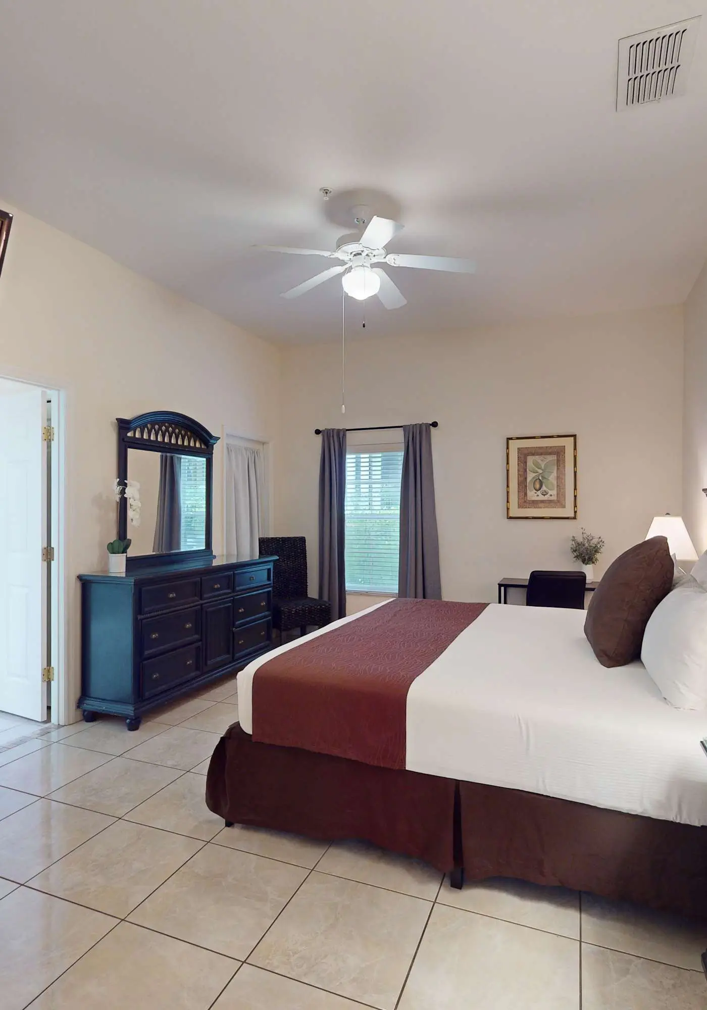 First floor condo w/ tennis court, restaurant, pools - near theme parks