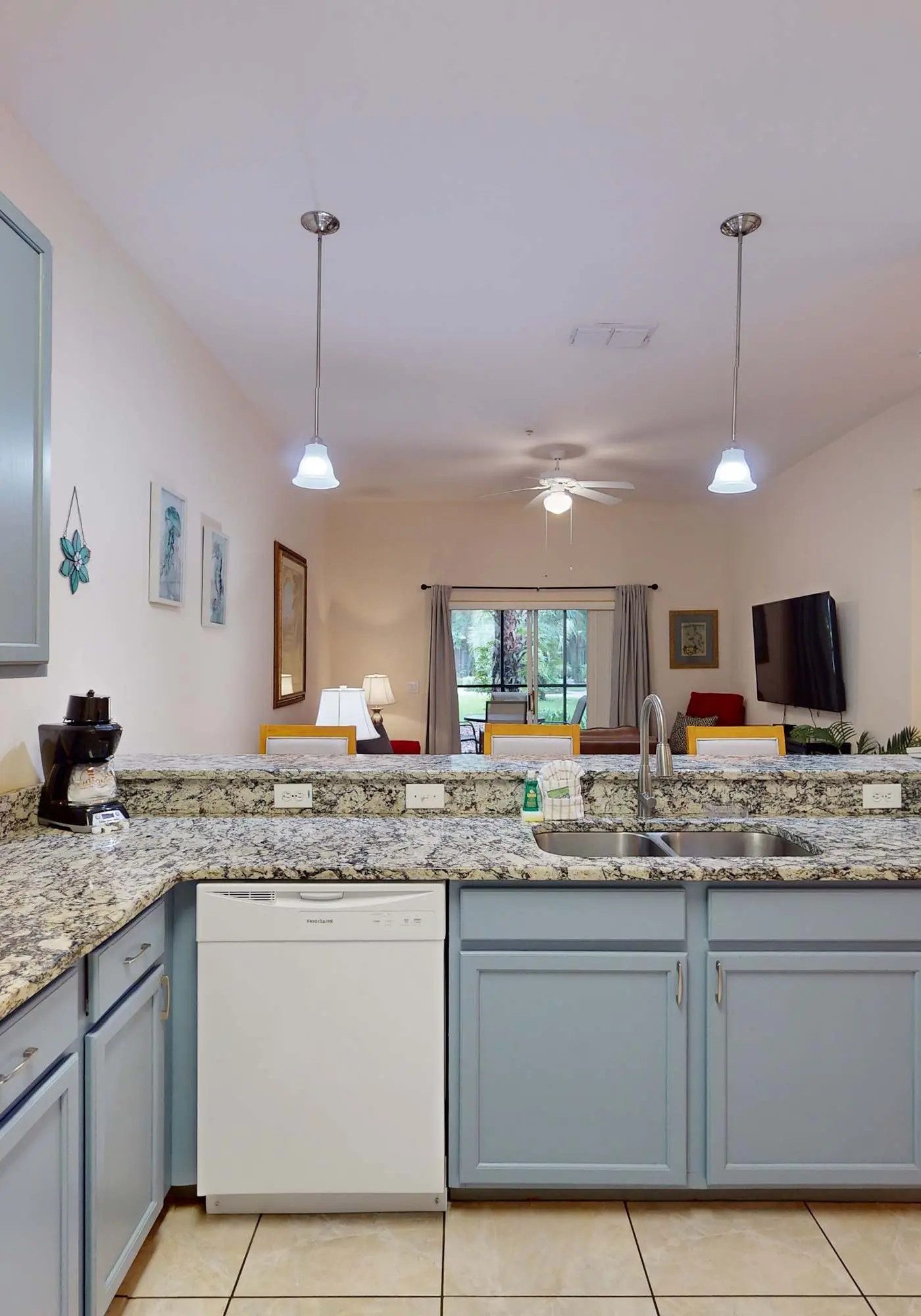 First floor condo w/ tennis court, restaurant, pools - near theme parks