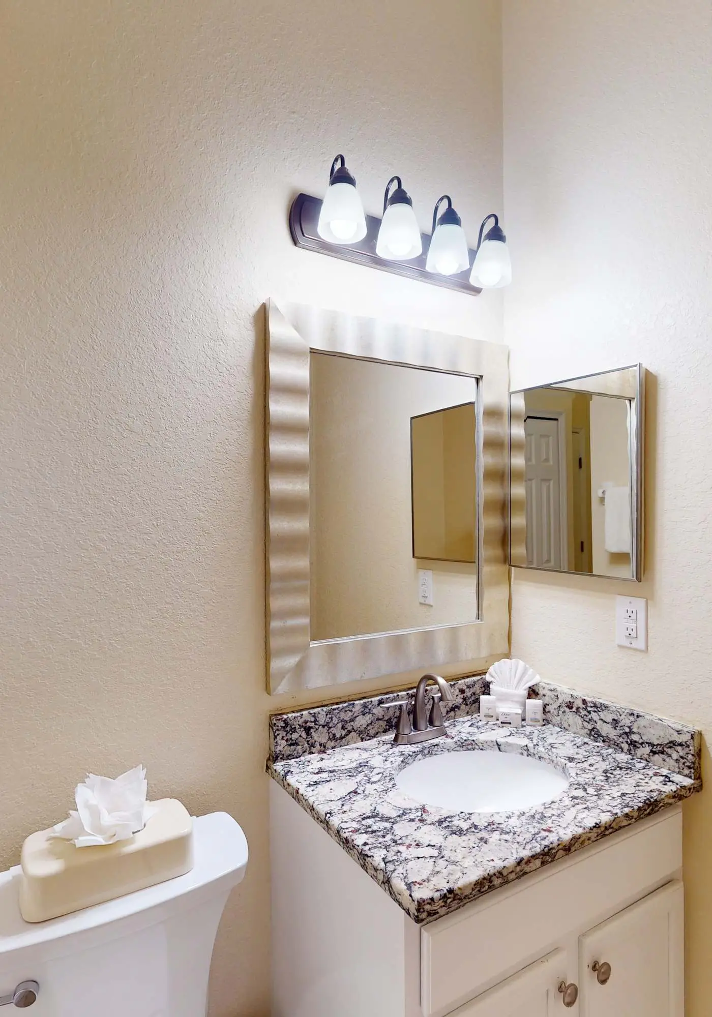 First floor condo w/ tennis court, restaurant, pools - near theme parks