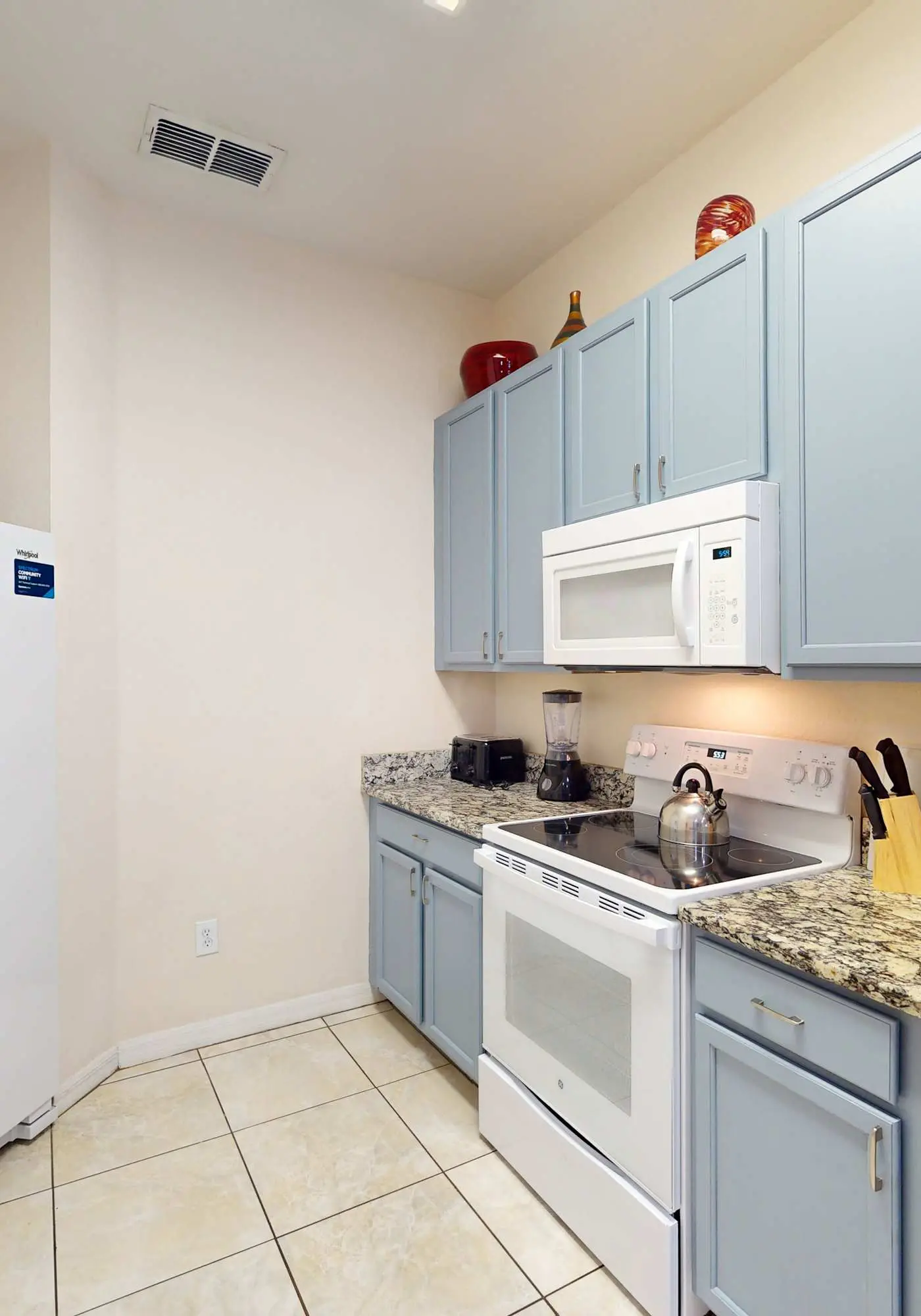 First floor condo w/ tennis court, restaurant, pools - near theme parks
