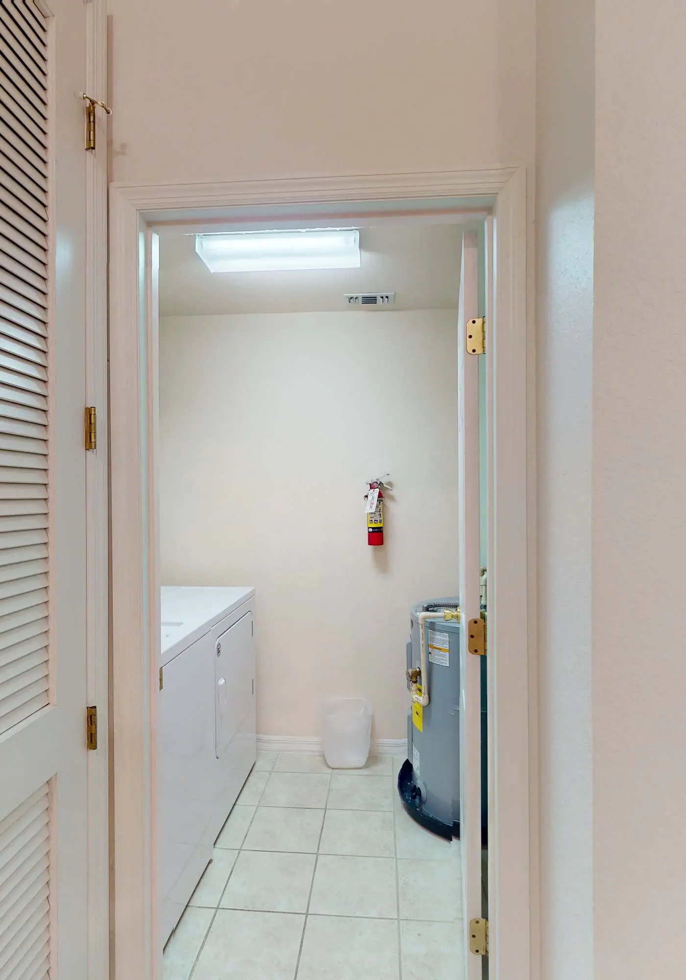 First floor condo w/ tennis court, restaurant, pools - near theme parks