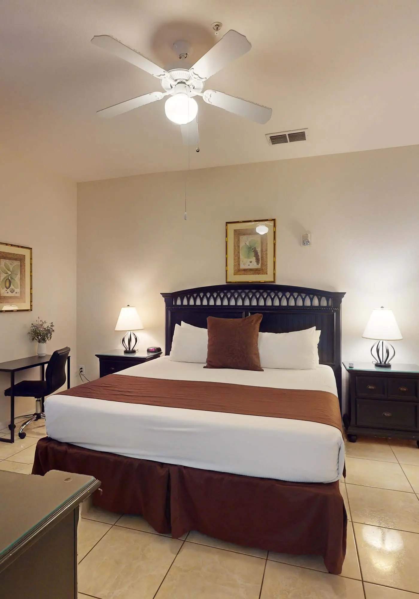 First floor condo w/ tennis court, restaurant, pools - near theme parks