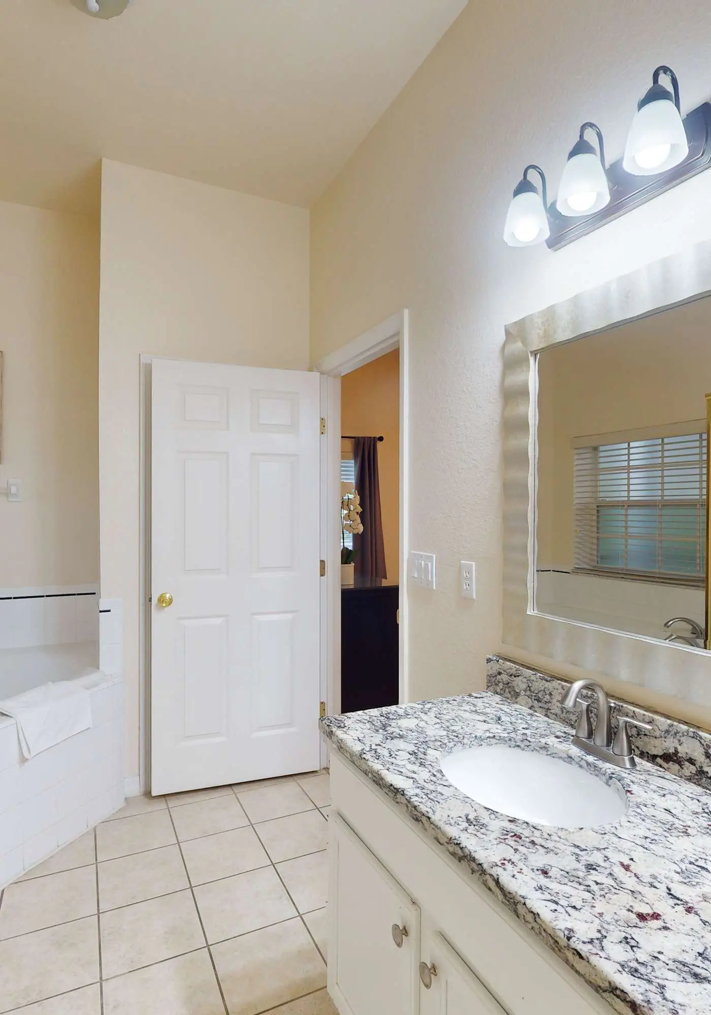 First floor condo w/ tennis court, restaurant, pools - near theme parks