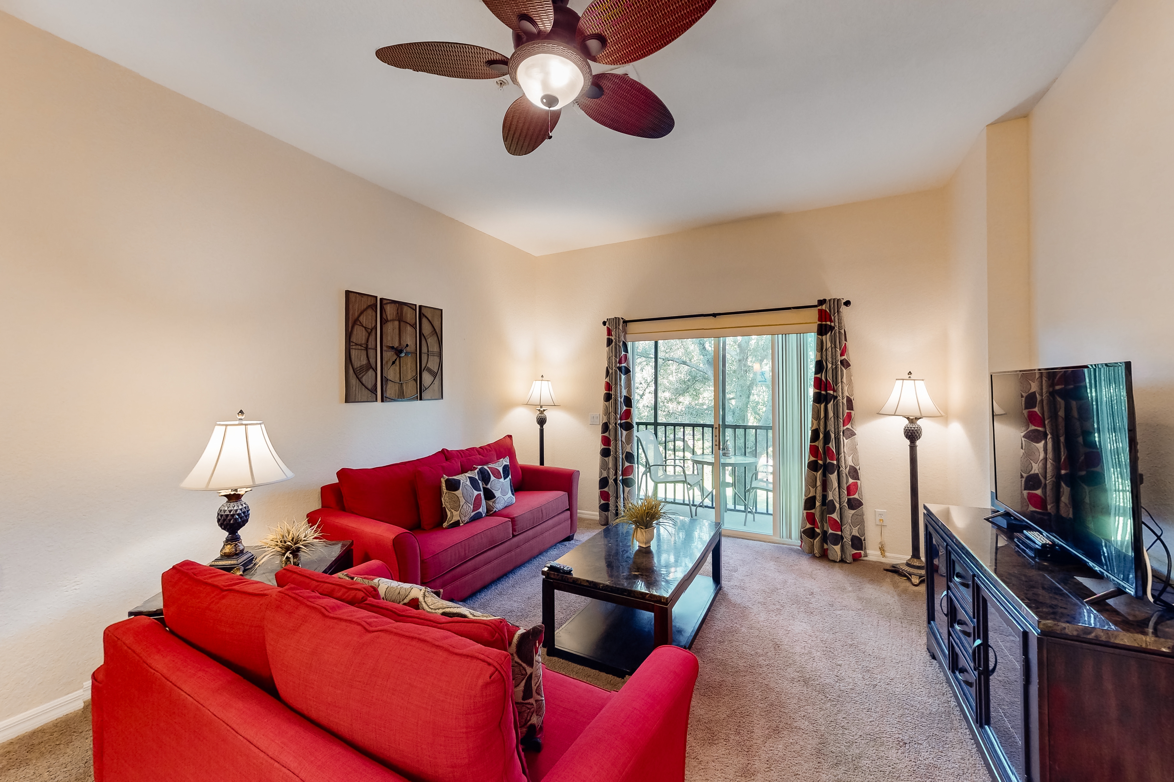 2nd floor condo w/ balcony, basketball court, tennis court, near theme parks