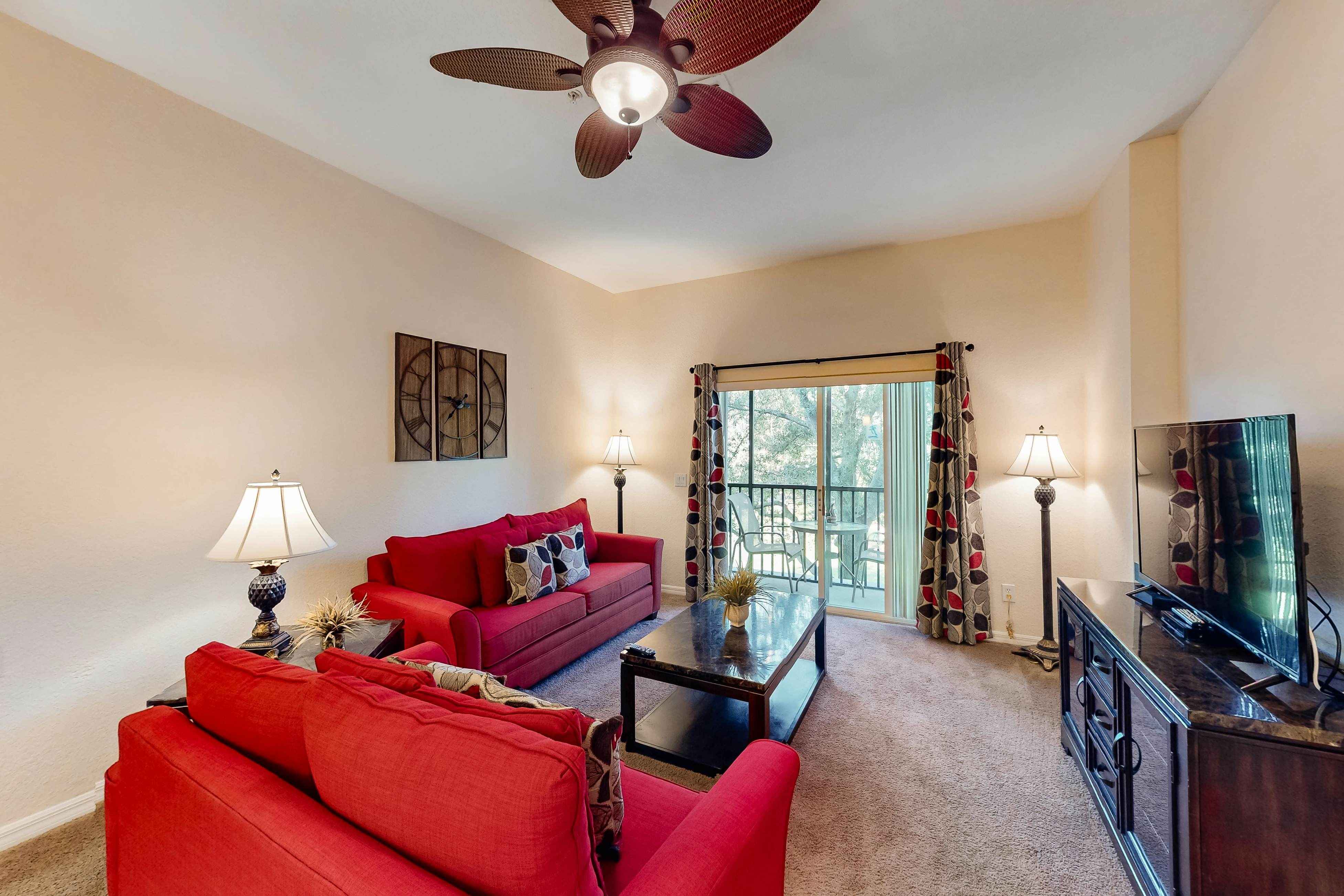 2nd floor condo w/ balcony, basketball court, tennis court, near theme parks