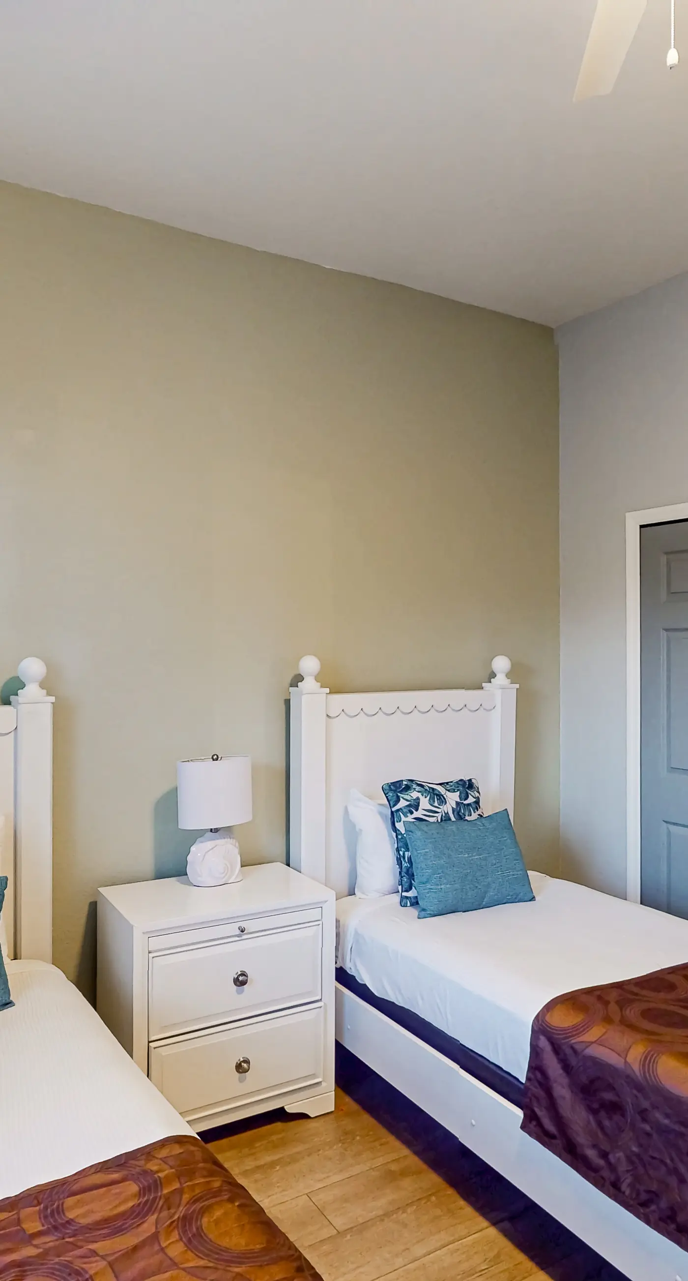 Exclusive lakeside villa, near Disney