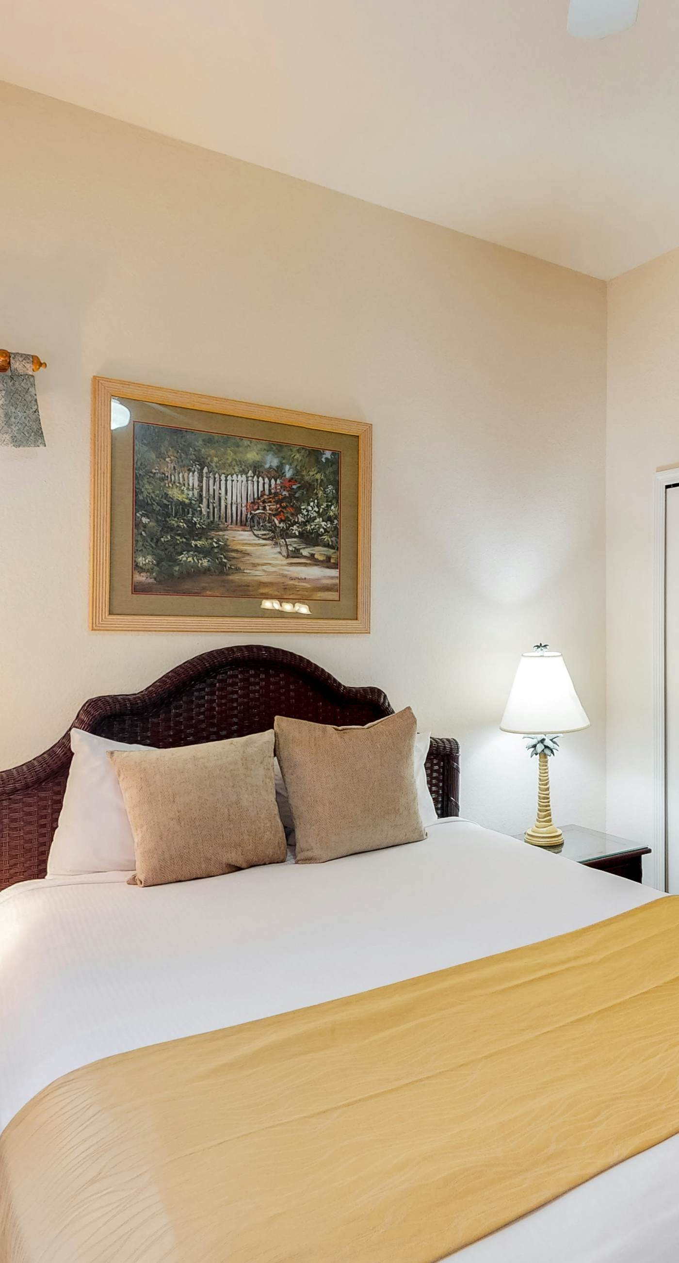 Second-Floor Condo Near Theme Parks w/ Balcony, Restaurant, Shared Pools, Sauna