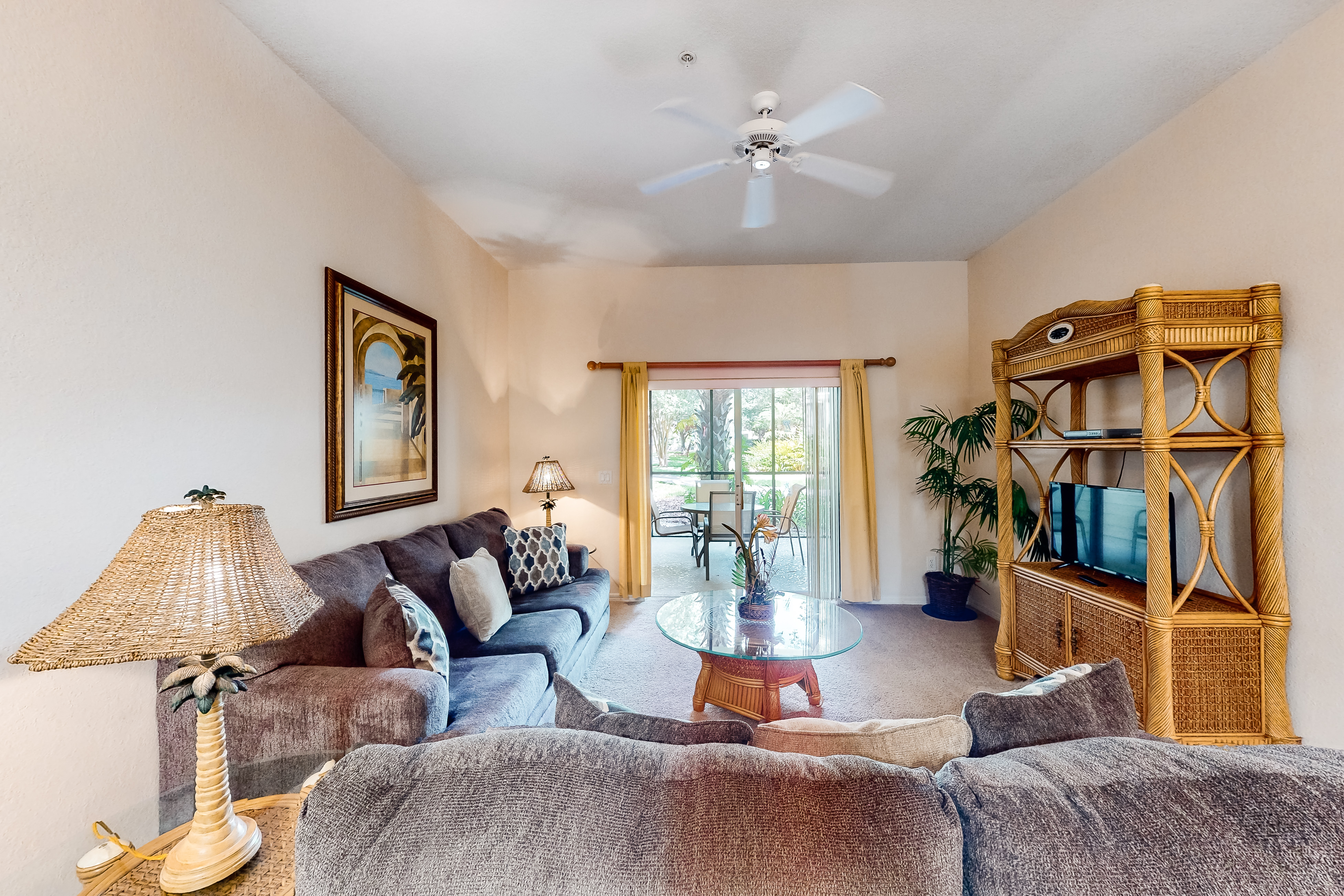 First-floor condo w/ restaurant, near theme parks, basketball court, pools