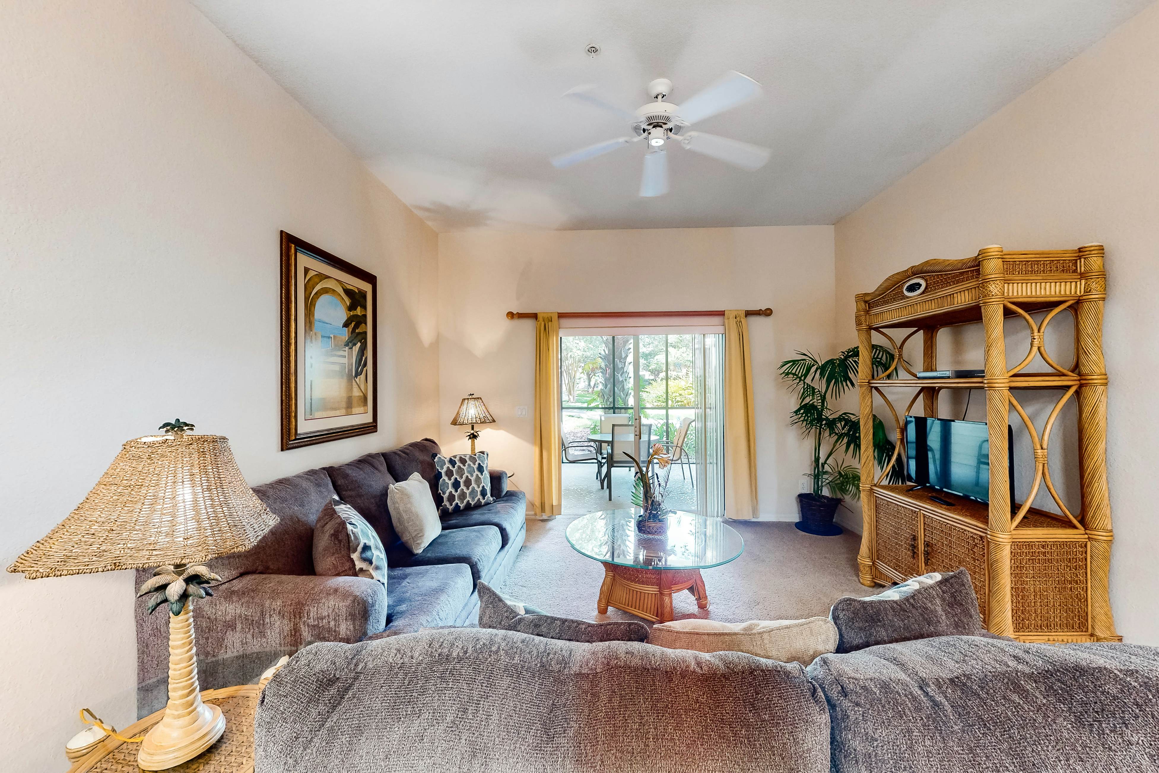 First-floor condo w/ restaurant, near theme parks, basketball court, pools