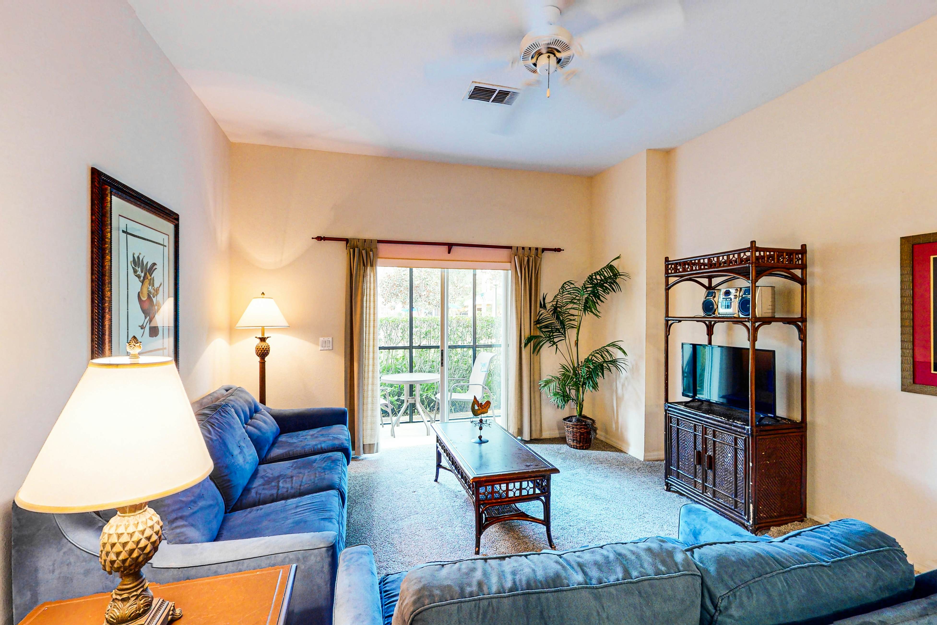 1st floor condo w/ patio, basketball court, tennis court, pools