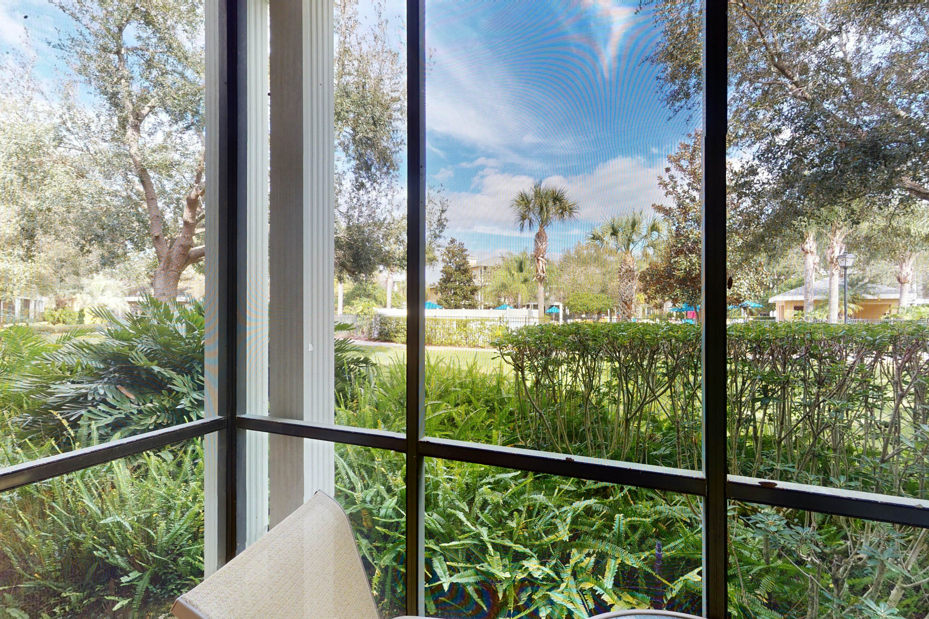 1st floor condo w/ patio, basketball court, tennis court, pools