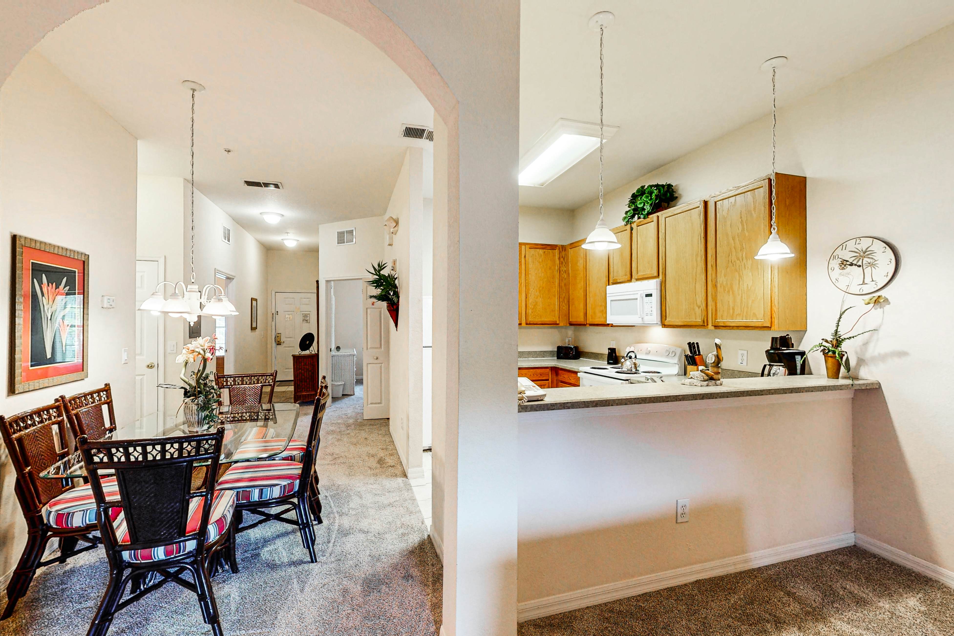 1st floor condo w/ patio, basketball court, tennis court, pools