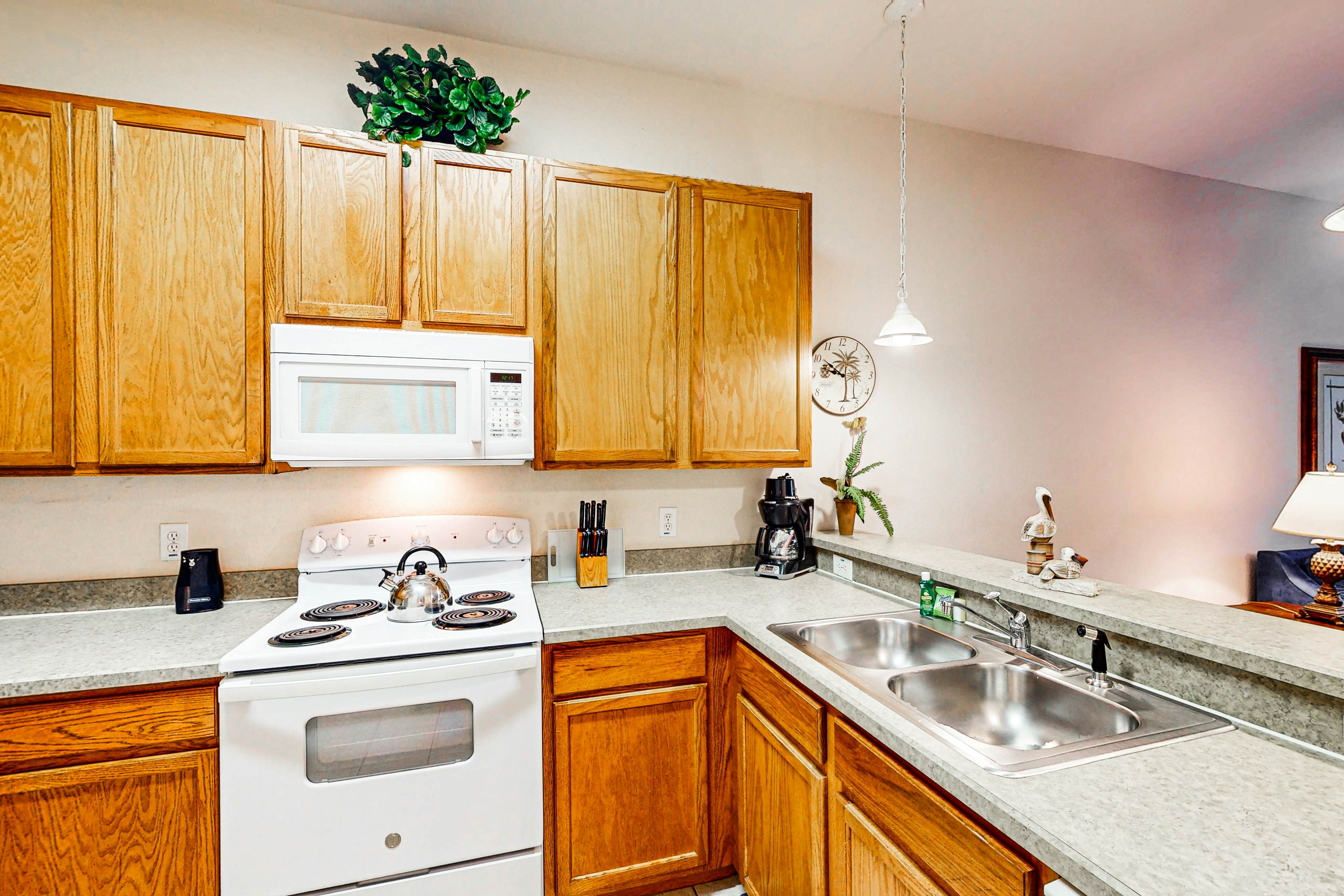 1st floor condo w/ patio, basketball court, tennis court, pools