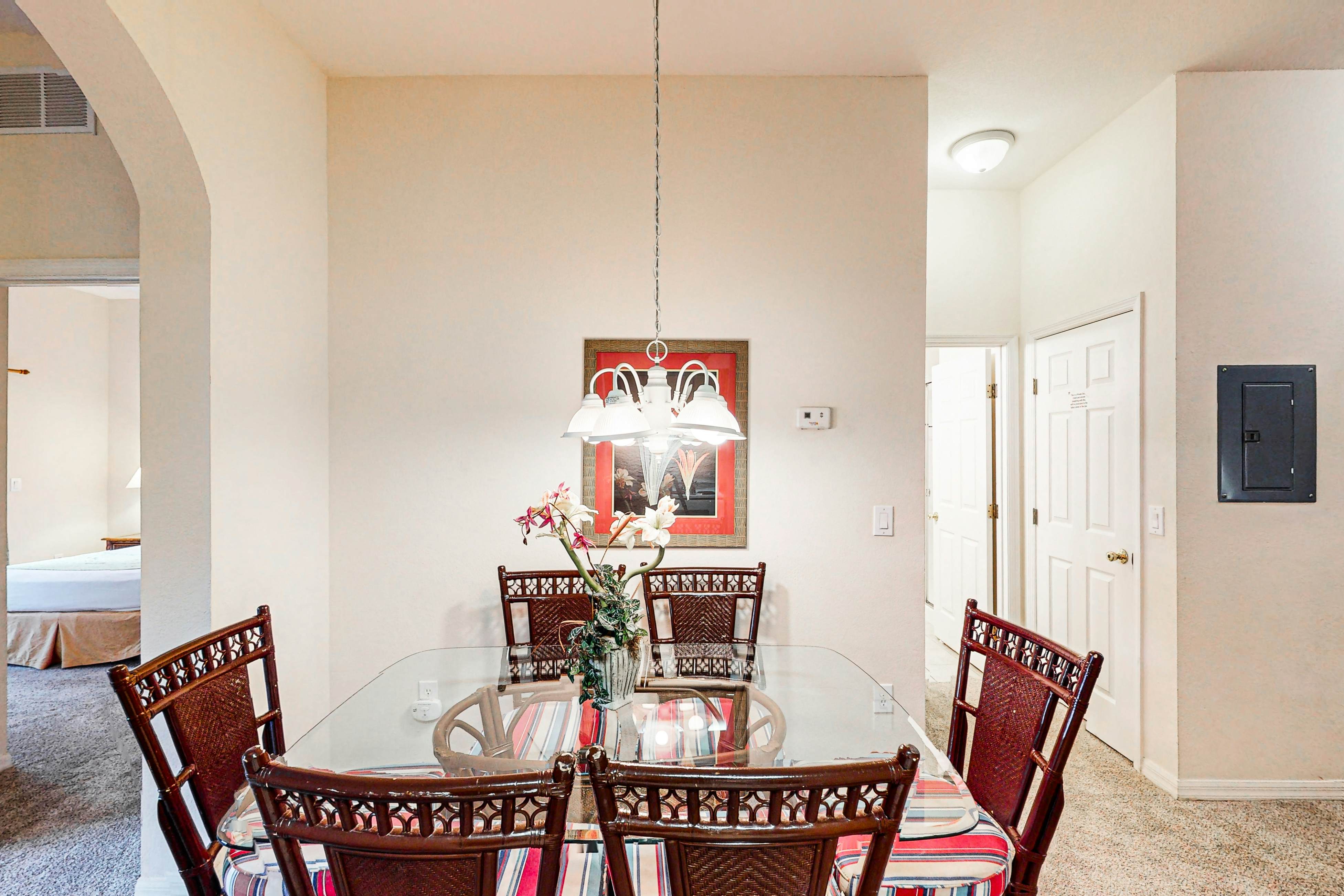 1st floor condo w/ patio, basketball court, tennis court, pools