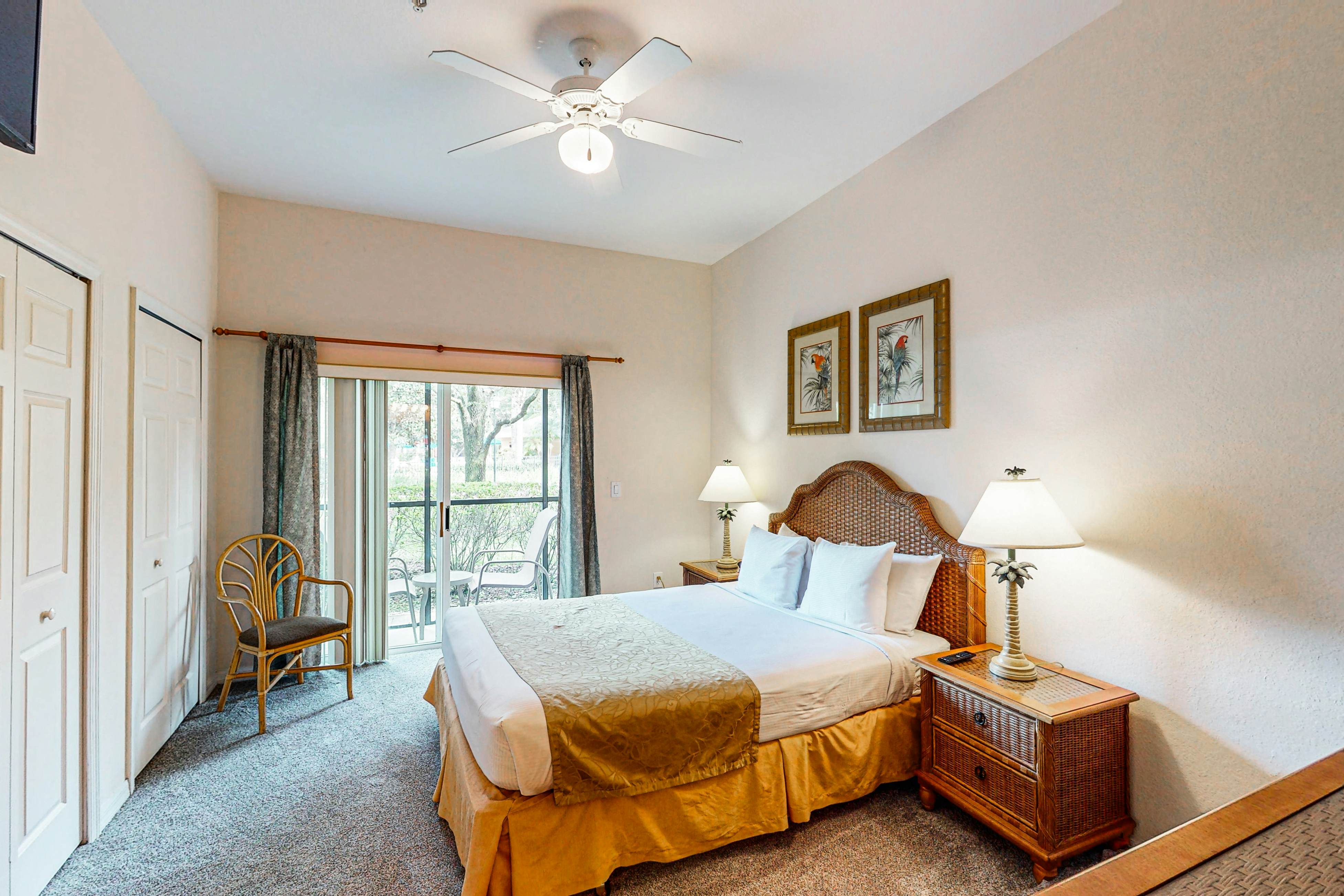 1st floor condo w/ patio, basketball court, tennis court, pools