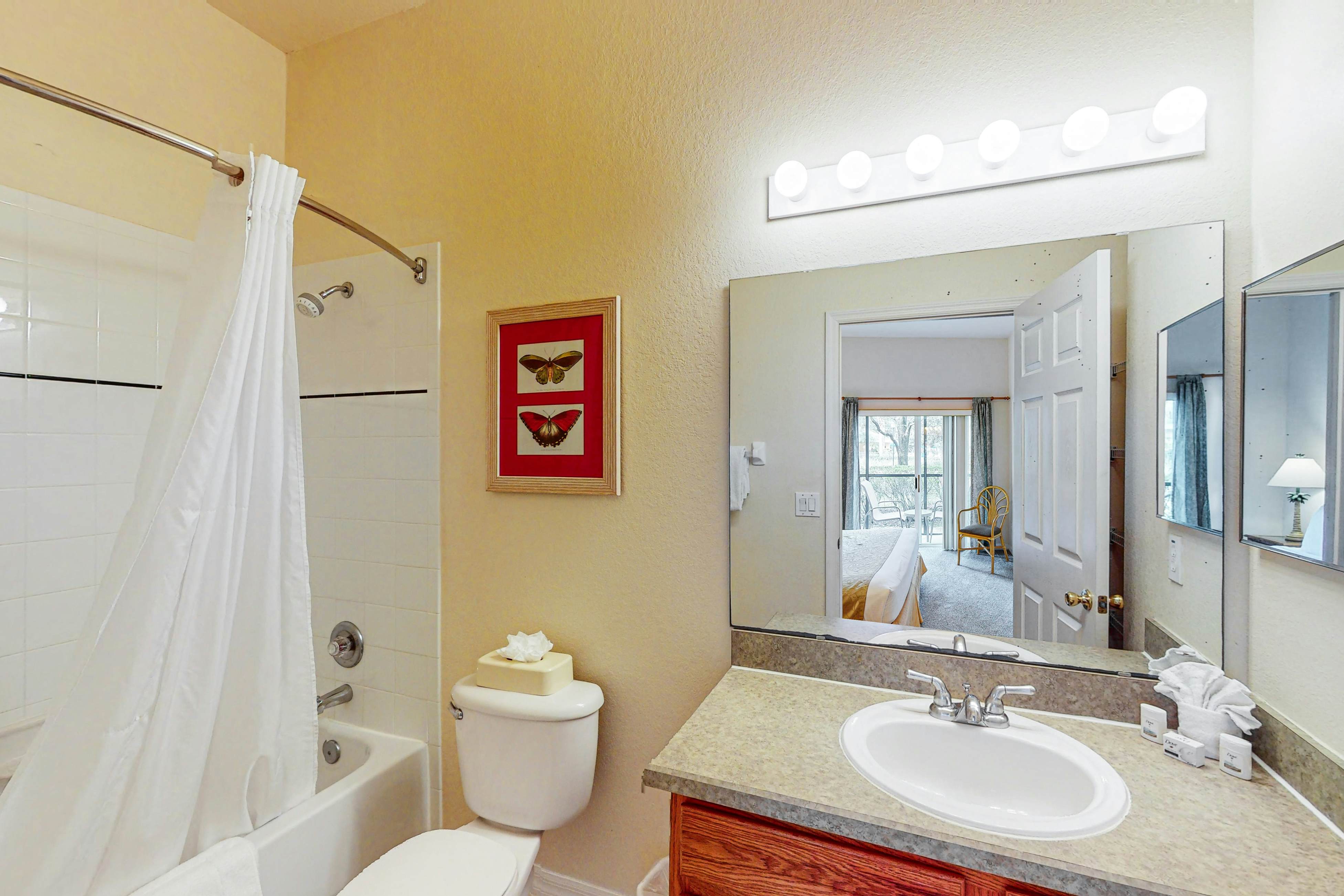 1st floor condo w/ patio, basketball court, tennis court, pools