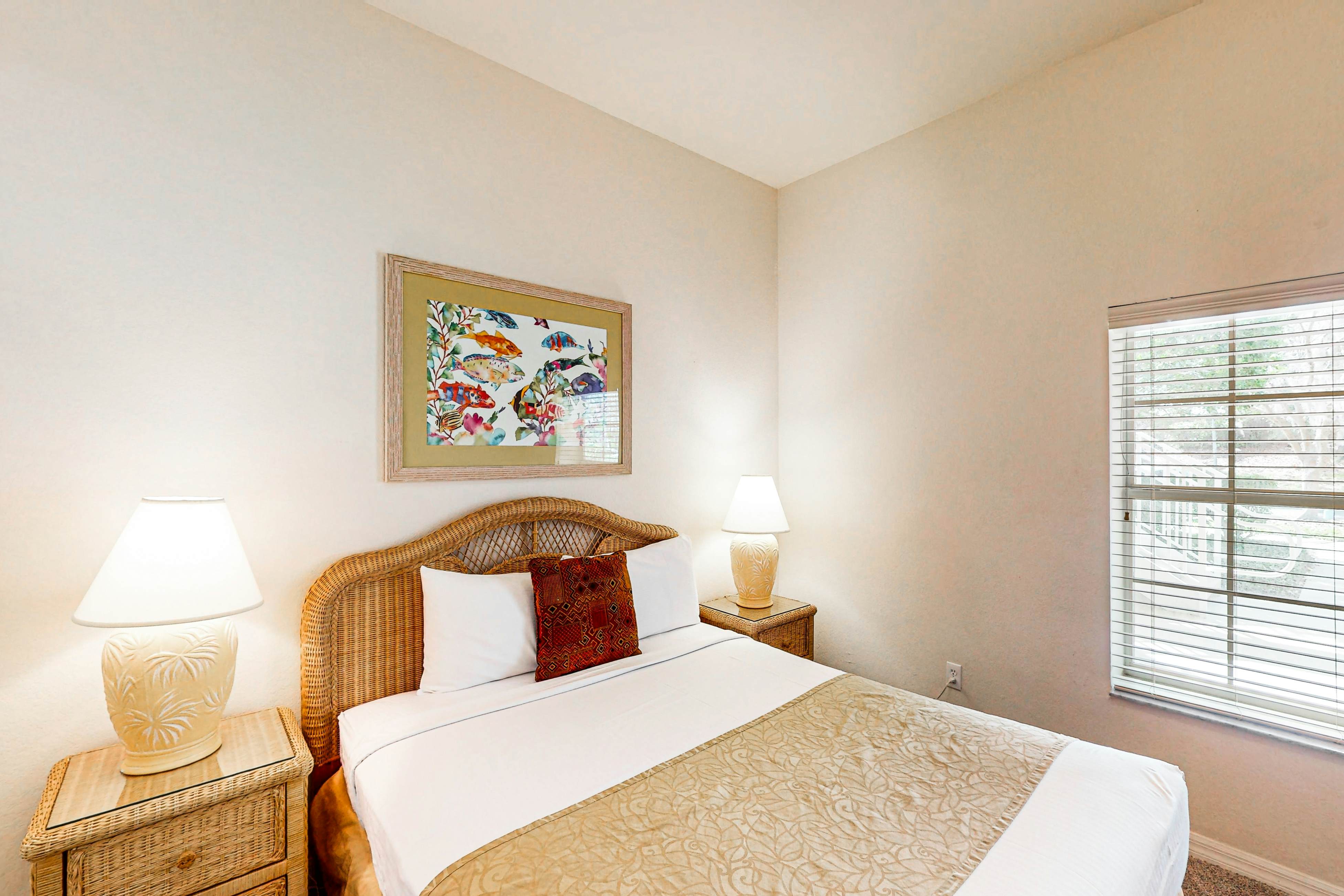 1st floor condo w/ patio, basketball court, tennis court, pools