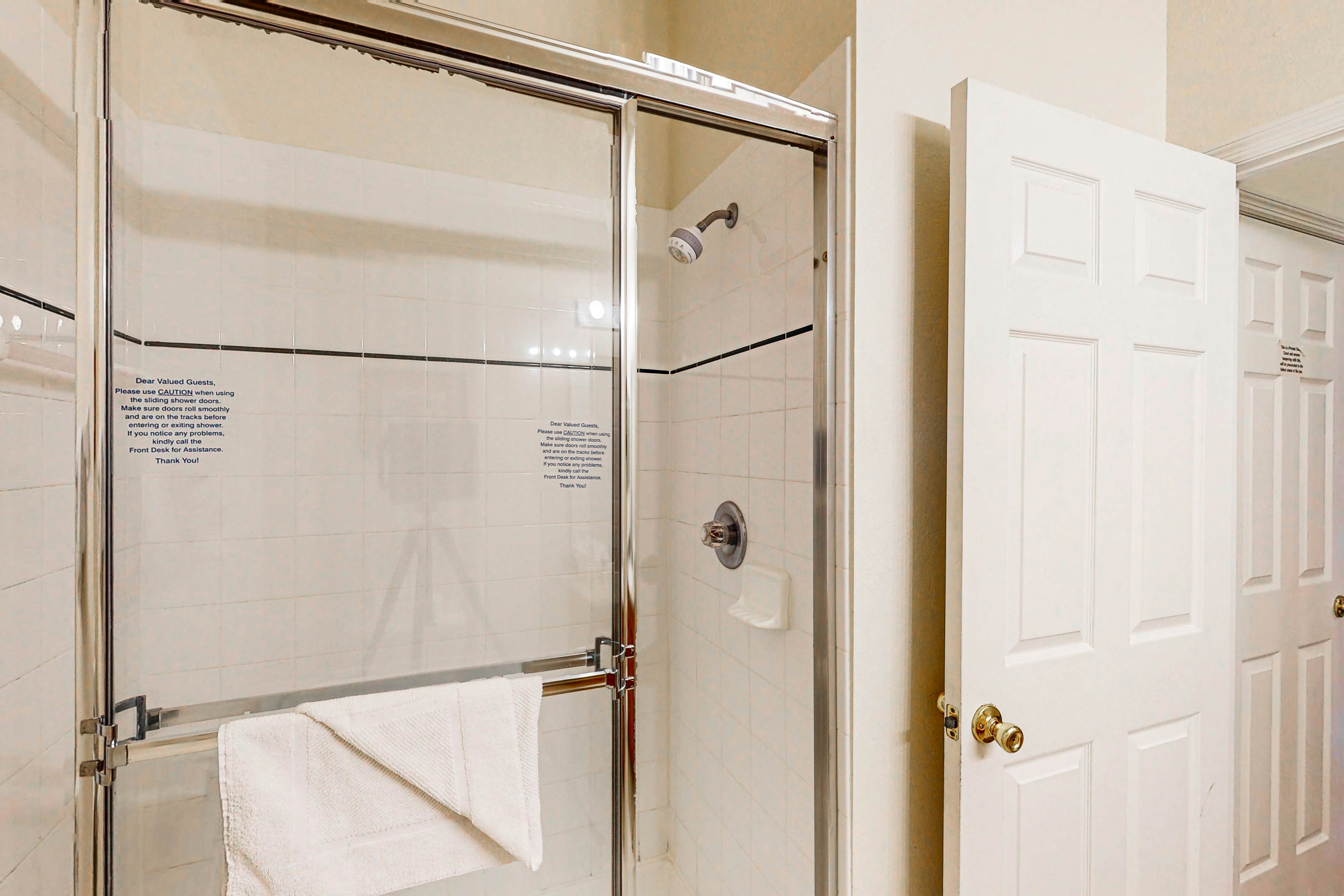 1st floor condo w/ patio, basketball court, tennis court, pools