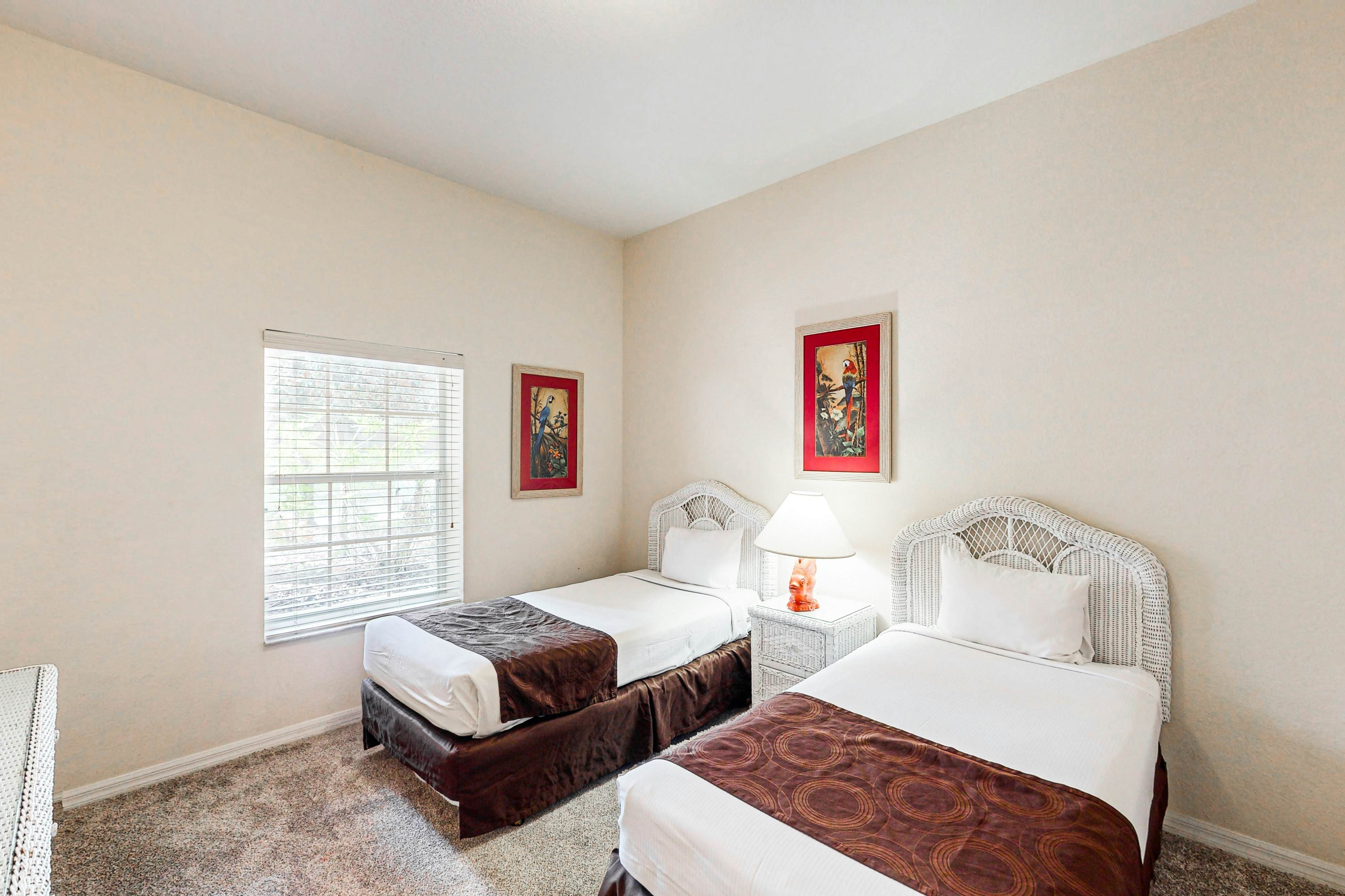 1st floor condo w/ patio, basketball court, tennis court, pools