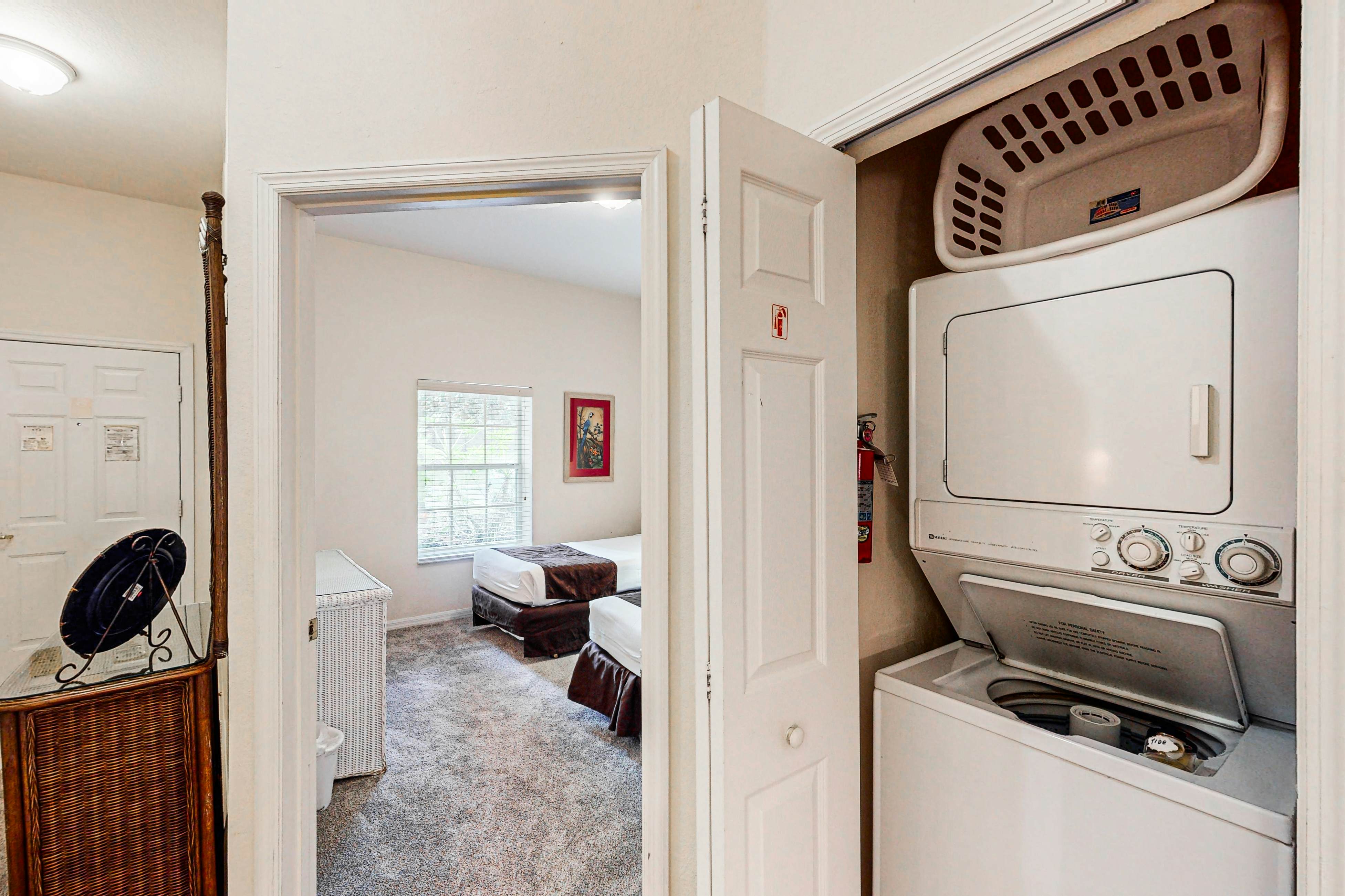 1st floor condo w/ patio, basketball court, tennis court, pools