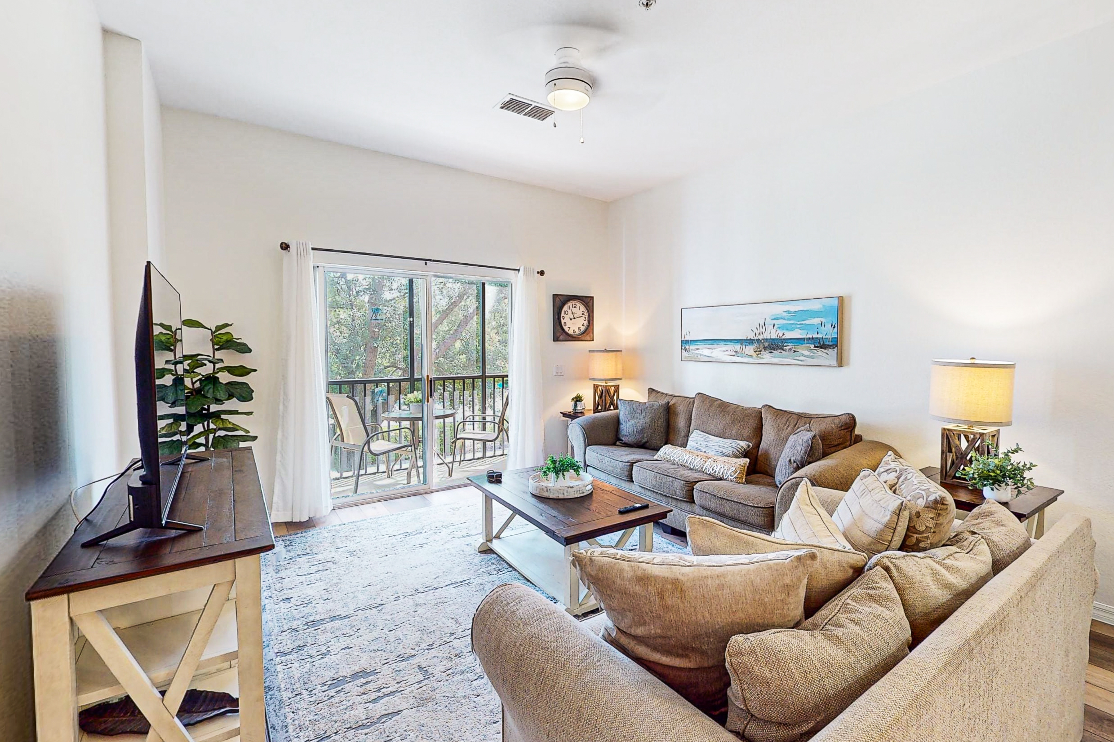 2nd floor condo w/ balcony, basketball court, restaurant, gym, shared pools