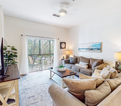 2nd floor condo w/ balcony, basketball court, restaurant, gym, shared pools