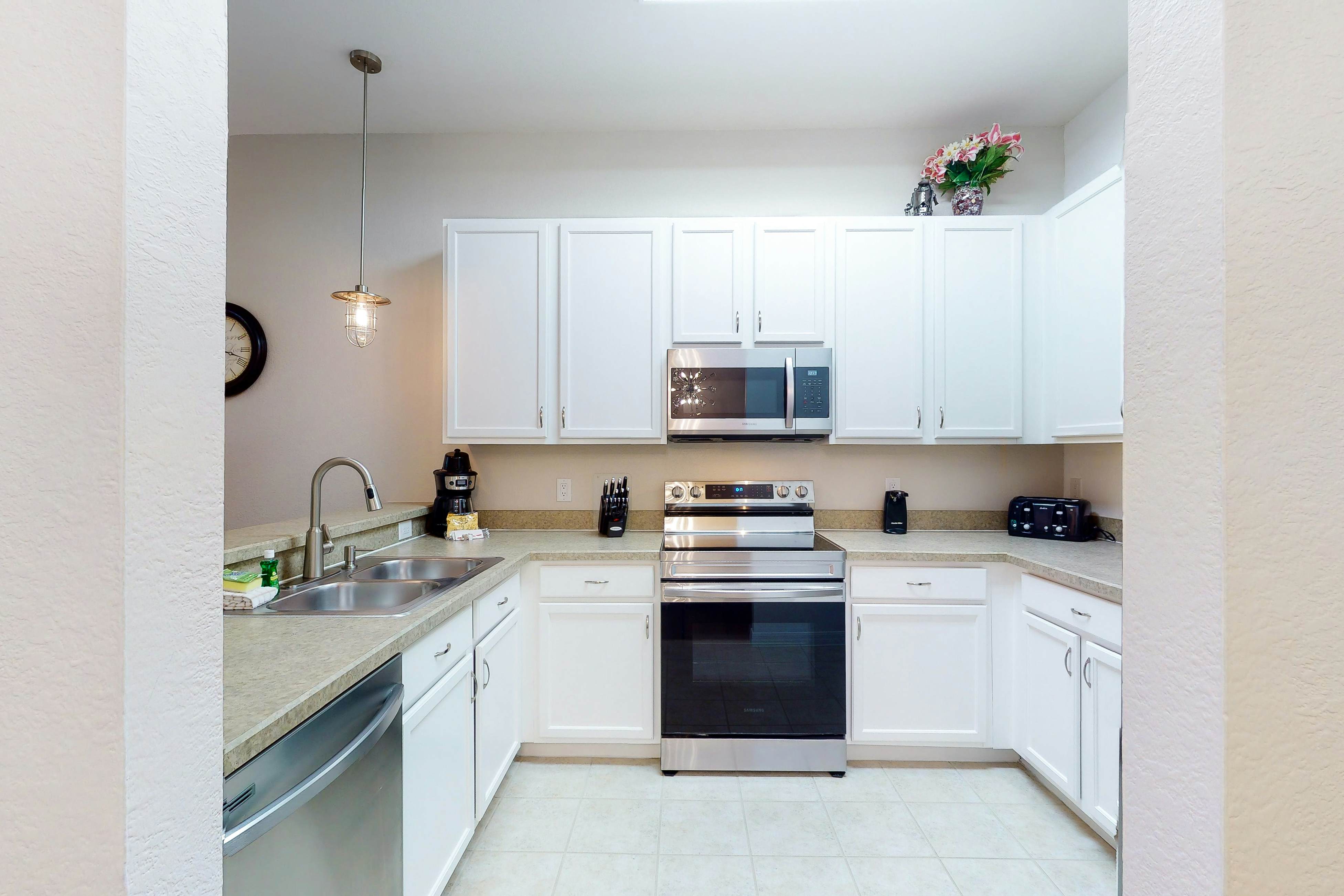 Ground-Floor Condo near Theme Parks w/Shared Pools, Hot Tub, Gym, Sport Courts